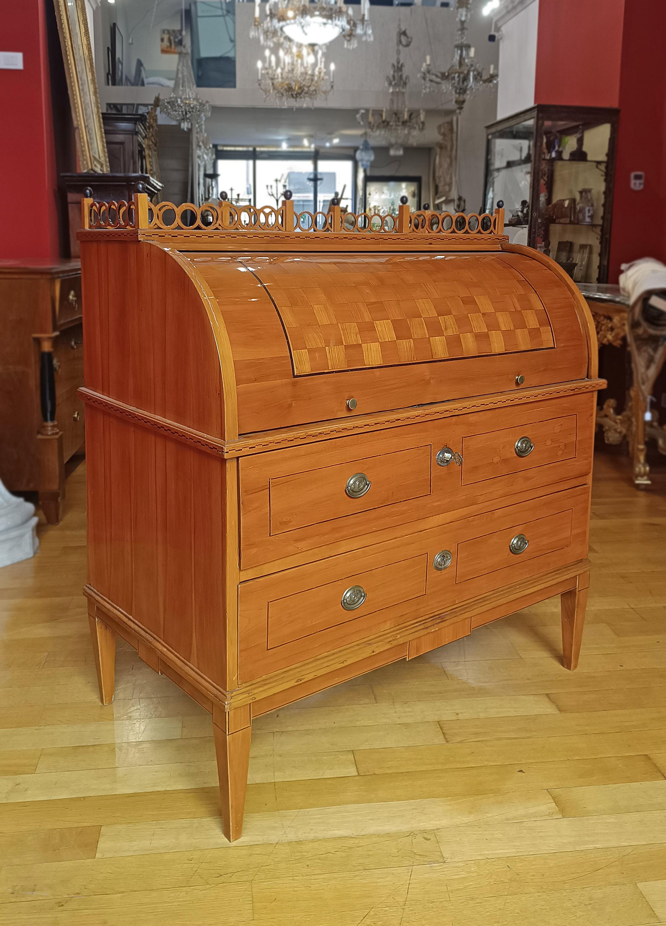 Néoclassique EARLY 19th CENTURY NEOCLASSICAL CHERRY ROLLER DROP-DOWN TABLE en vente