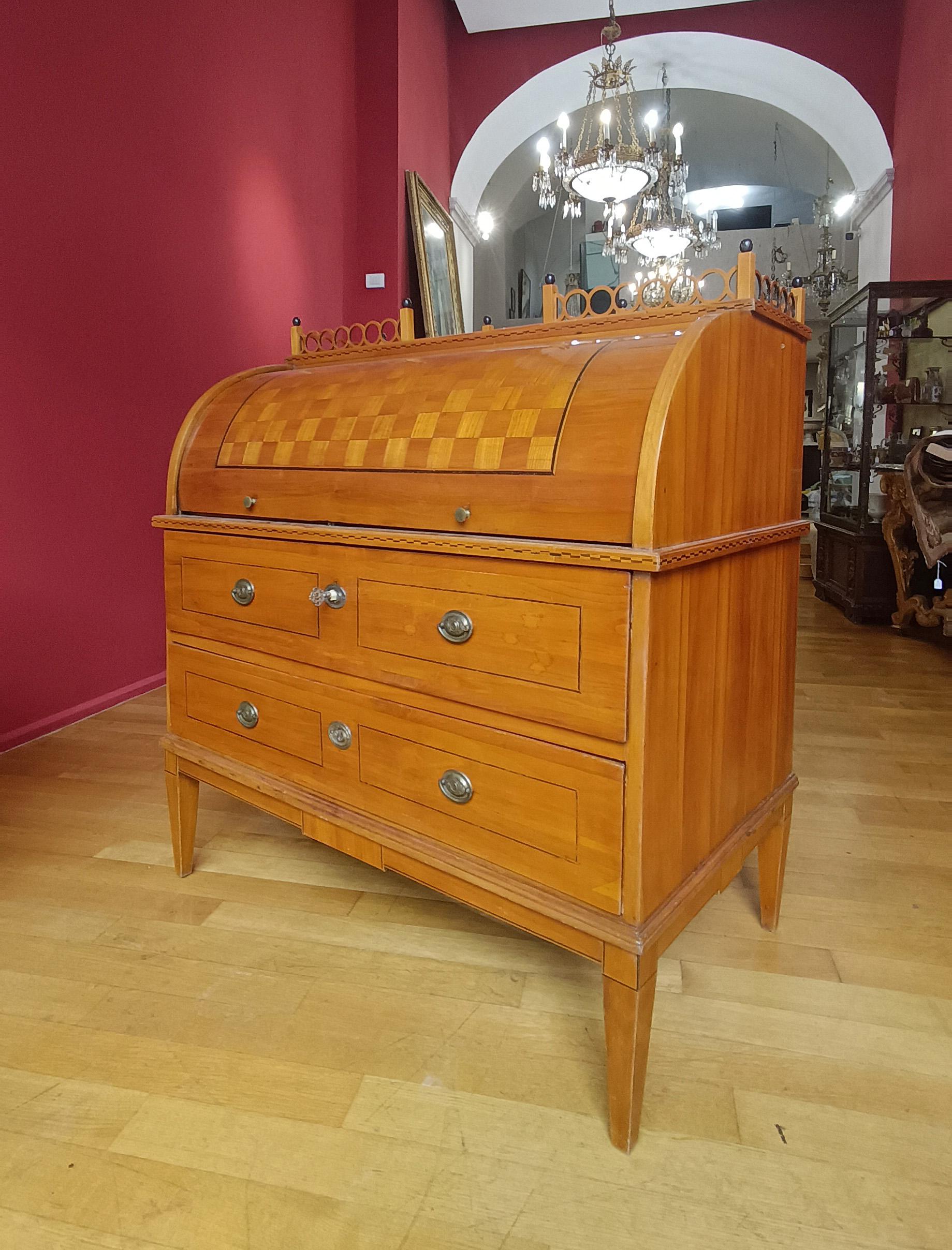 Italian EARLY 19th CENTURY NEOCLASSICAL CHERRY ROLLER DROP-DOWN TABLE en vente