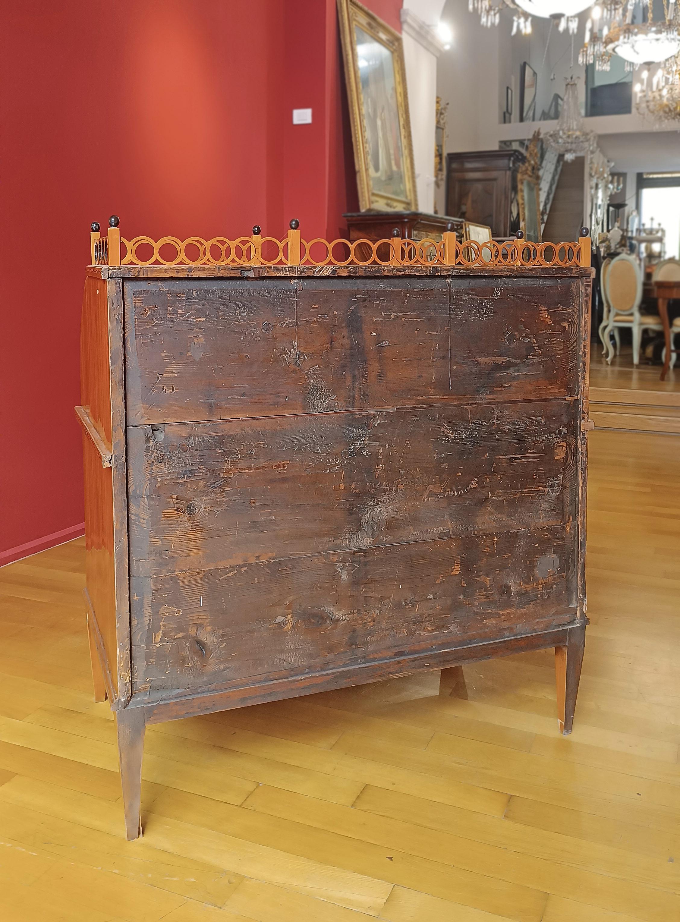Sculpté à la main EARLY 19th CENTURY NEOCLASSICAL CHERRY ROLLER DROP-DOWN TABLE en vente