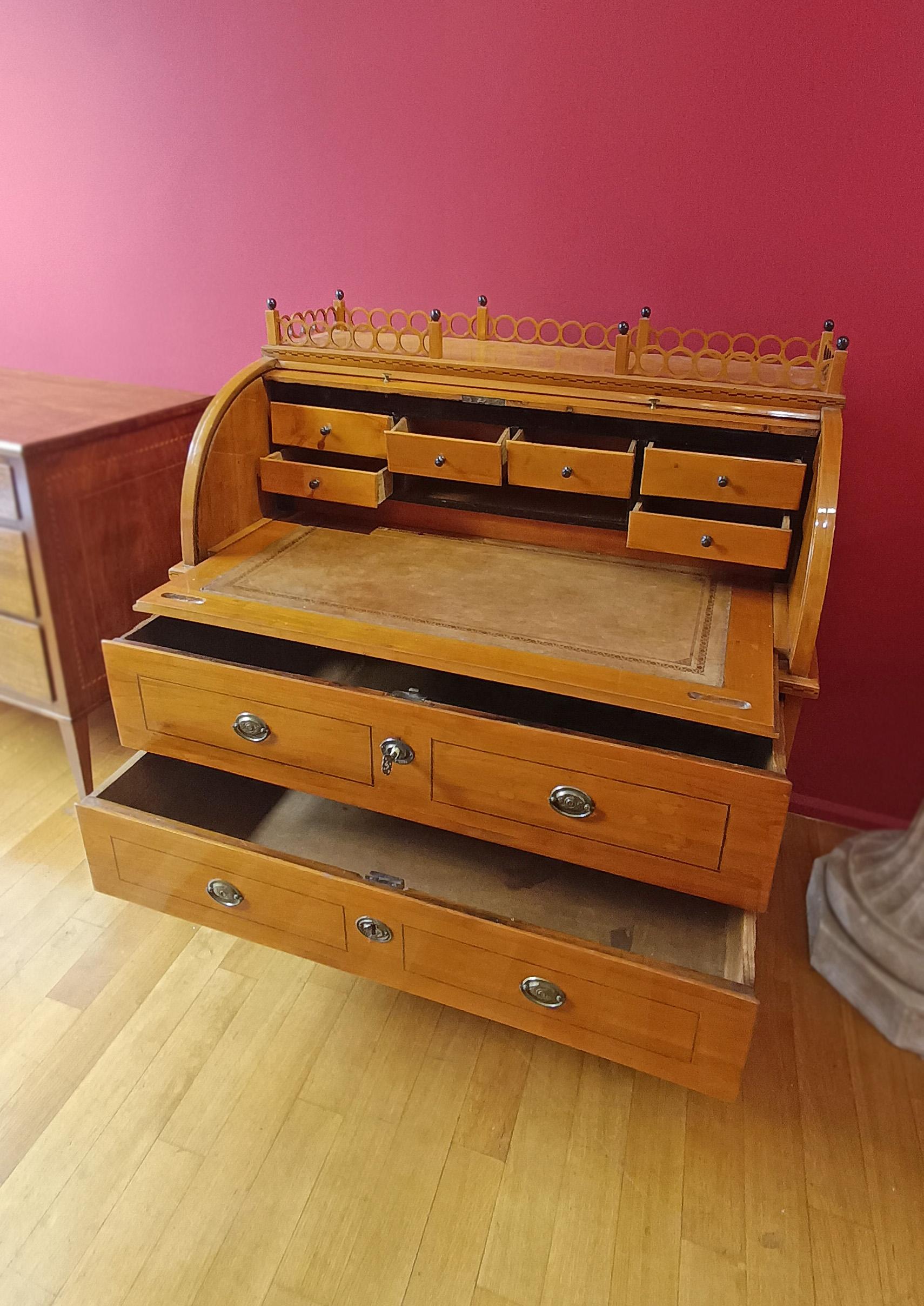 EARLY 19th CENTURY NEOCLASSICAL CHERRY ROLLER DROP-DOWN TABLE Bon état - En vente à Firenze, FI