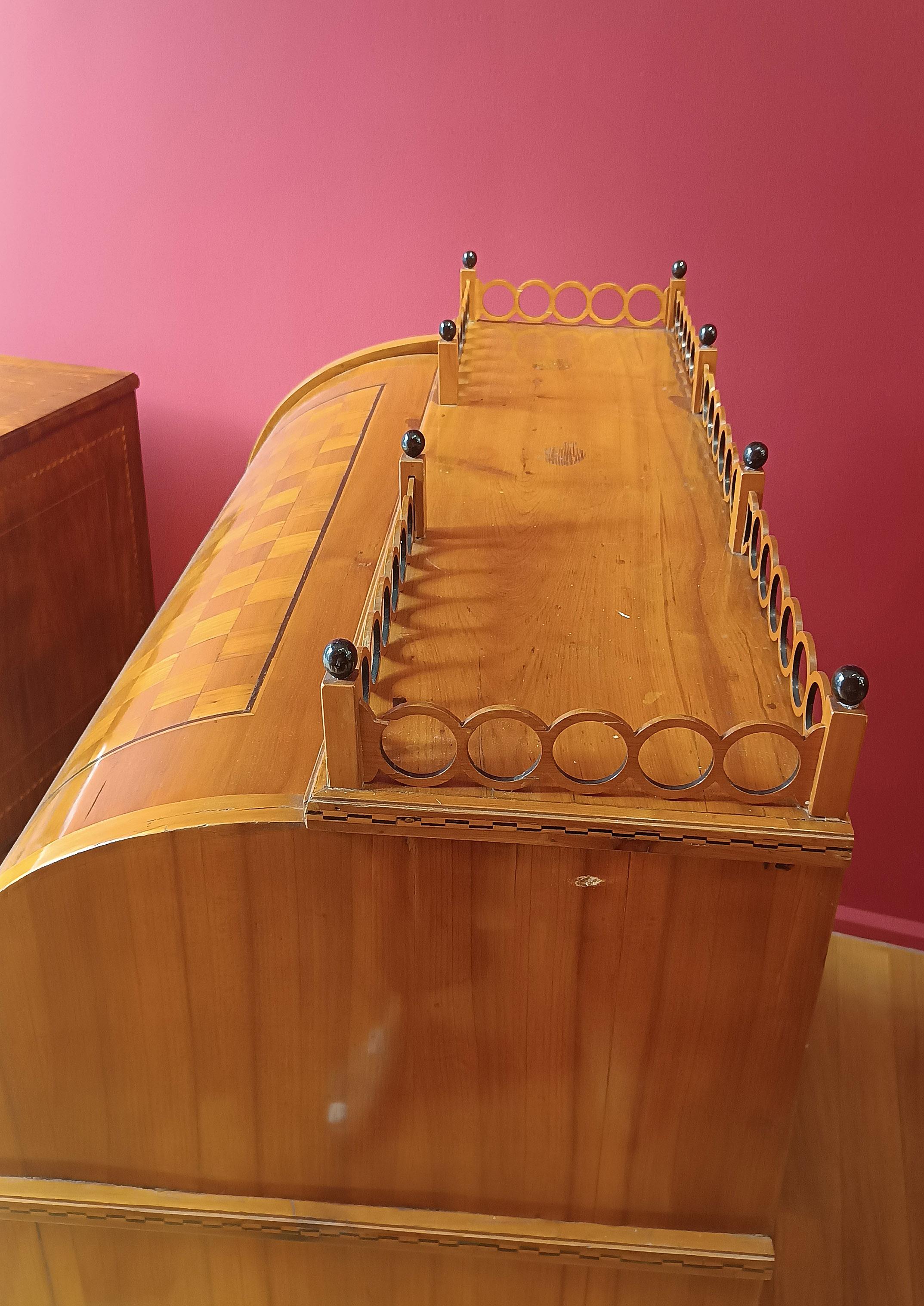 19th Century EARLY 19th CENTURY NEOCLASSICAL CHERRY ROLLER DROP-DOWN TABLE en vente