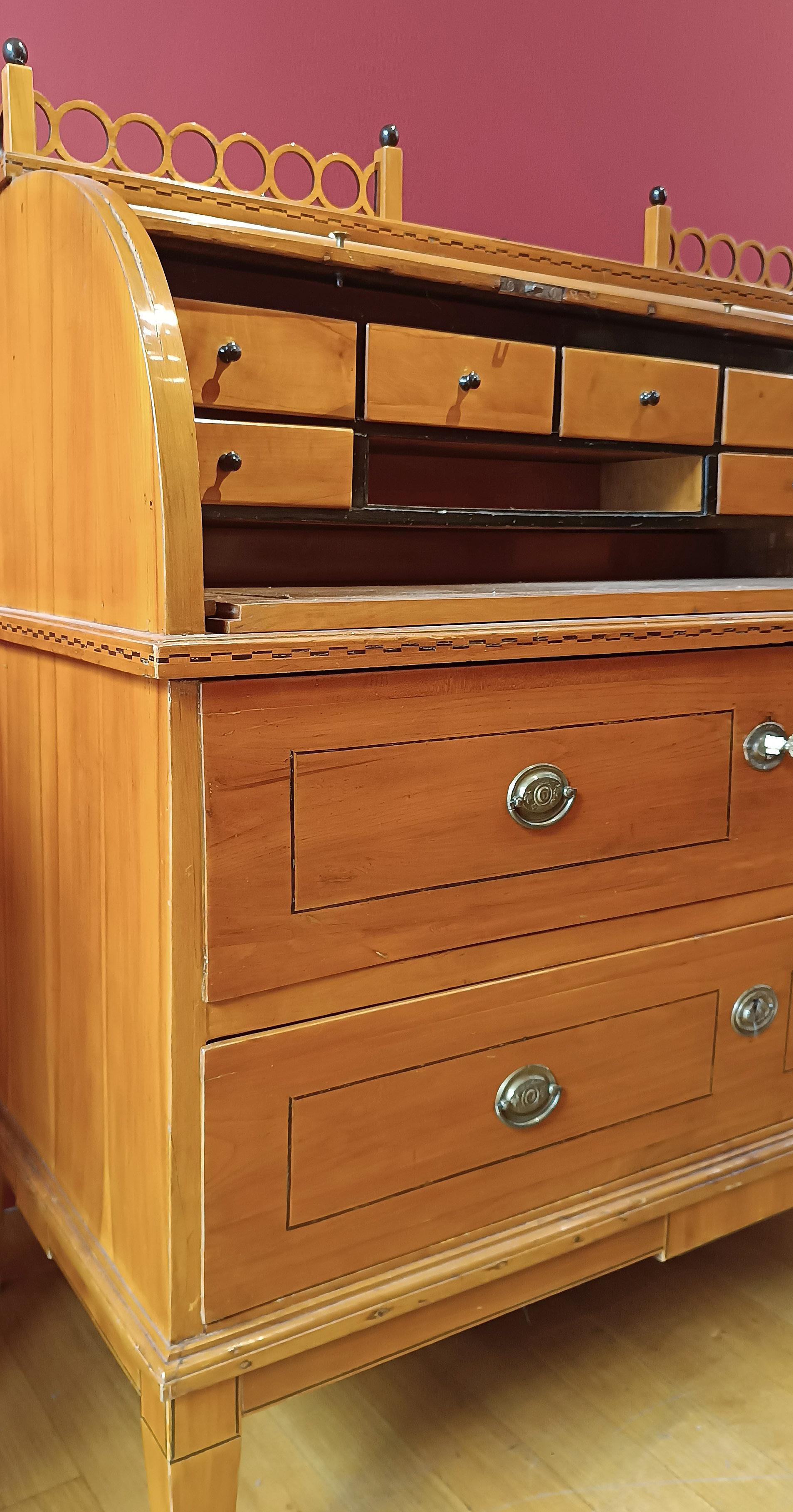 EARLY 19th CENTURY NEOCLASSICAL CHERRY ROLLER DROP-DOWN TABLE en vente 1
