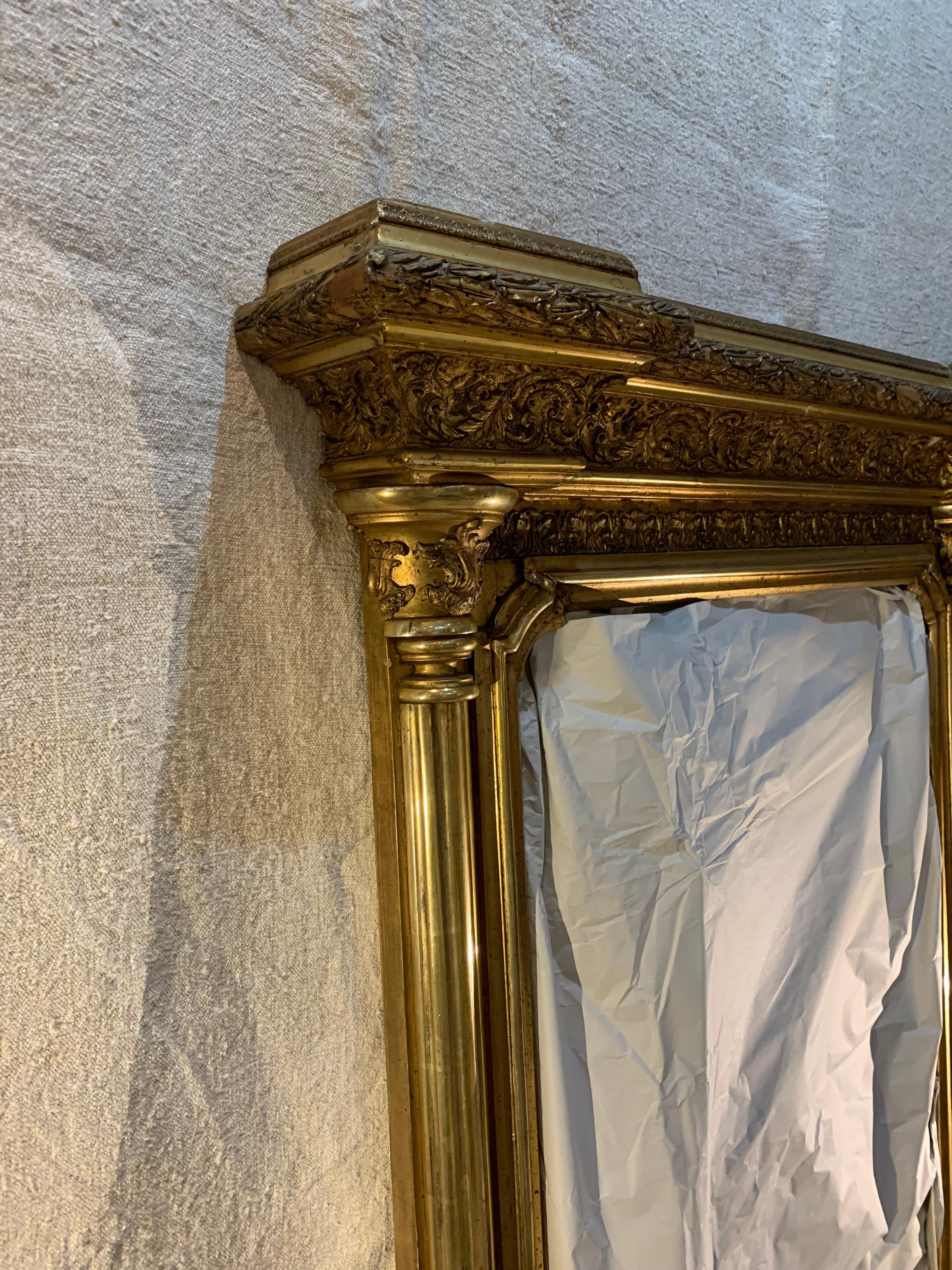 Miroir en verre doré néoclassique classique de maison de campagne du début du 19e siècle  en vente 2