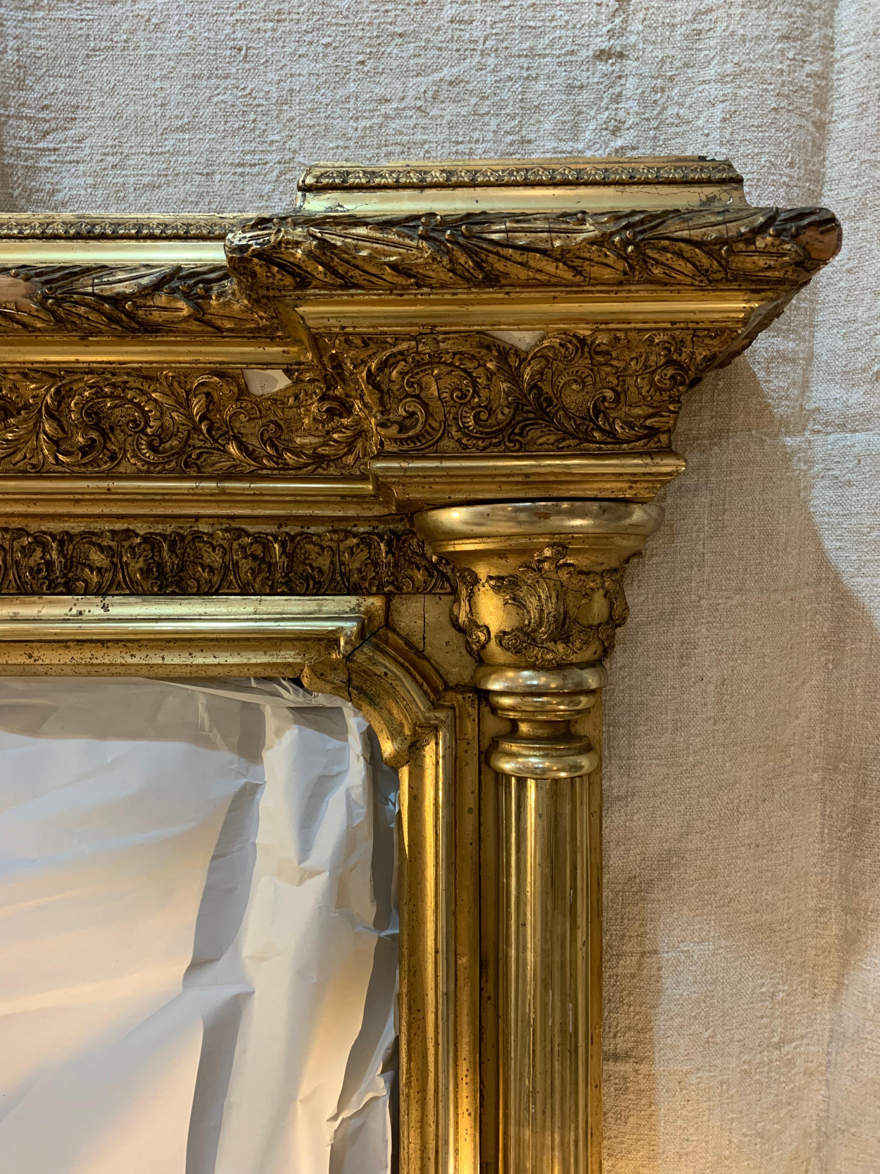 Miroir en verre doré néoclassique classique de maison de campagne du début du 19e siècle  en vente 8