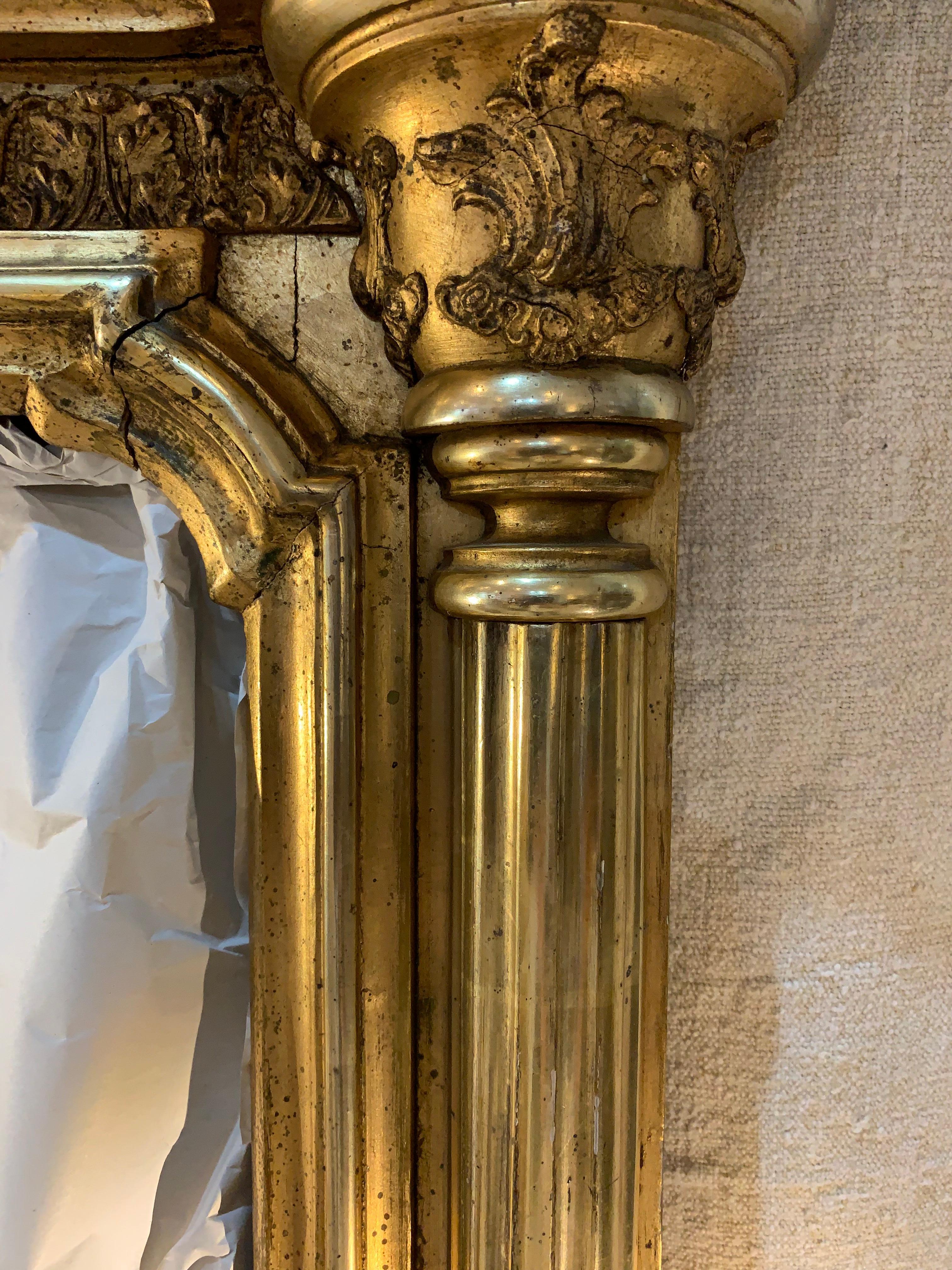 Miroir en verre doré néoclassique classique de maison de campagne du début du 19e siècle  en vente 9