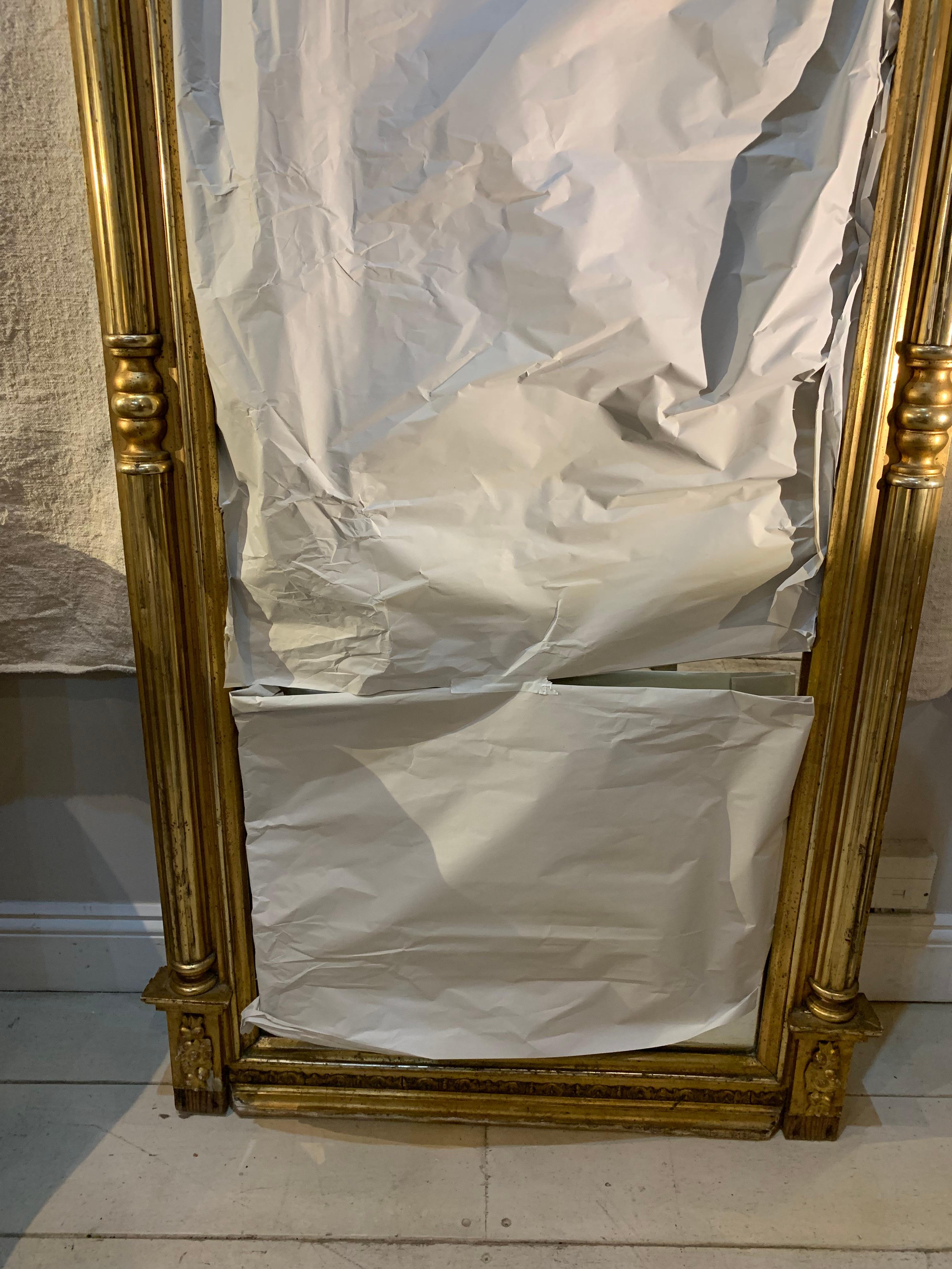 Miroir en verre doré néoclassique classique de maison de campagne du début du 19e siècle  en vente 10