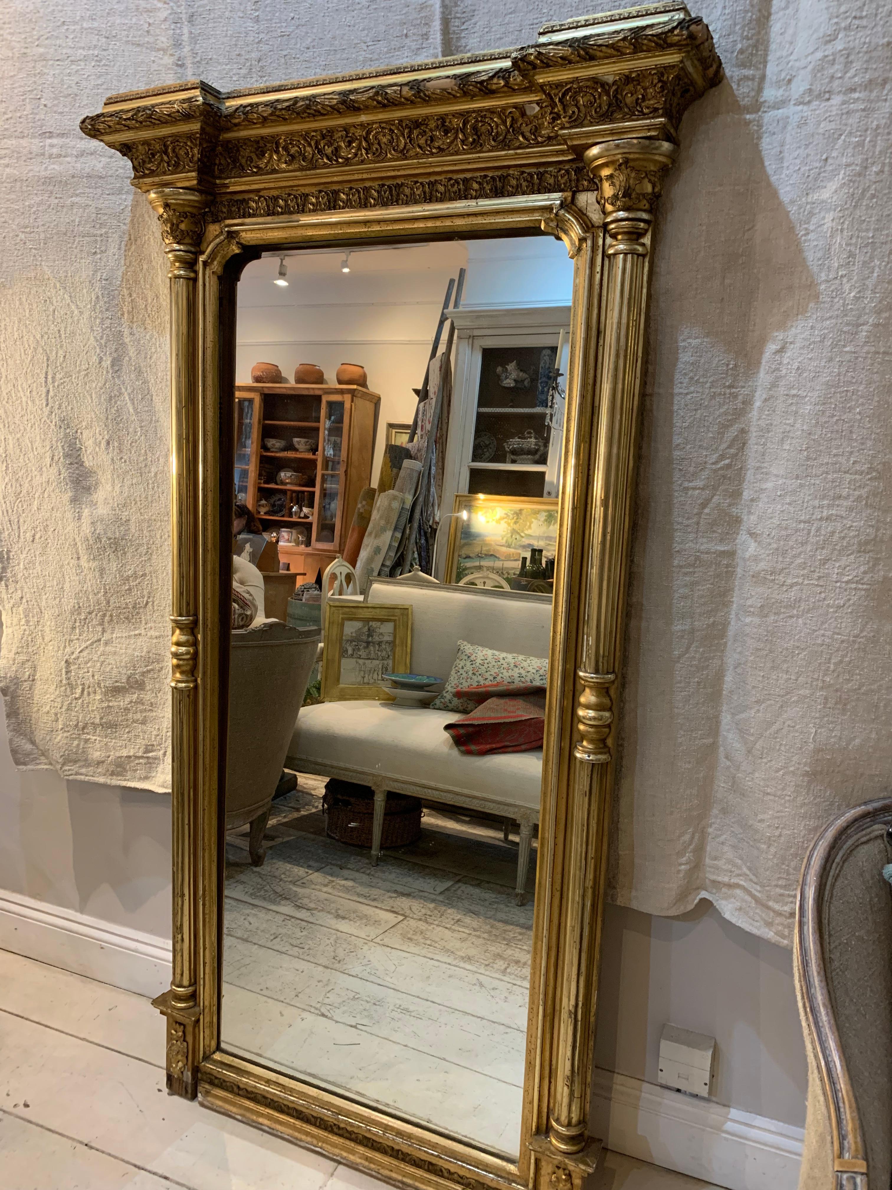 Néoclassique Miroir en verre doré néoclassique classique de maison de campagne du début du 19e siècle  en vente