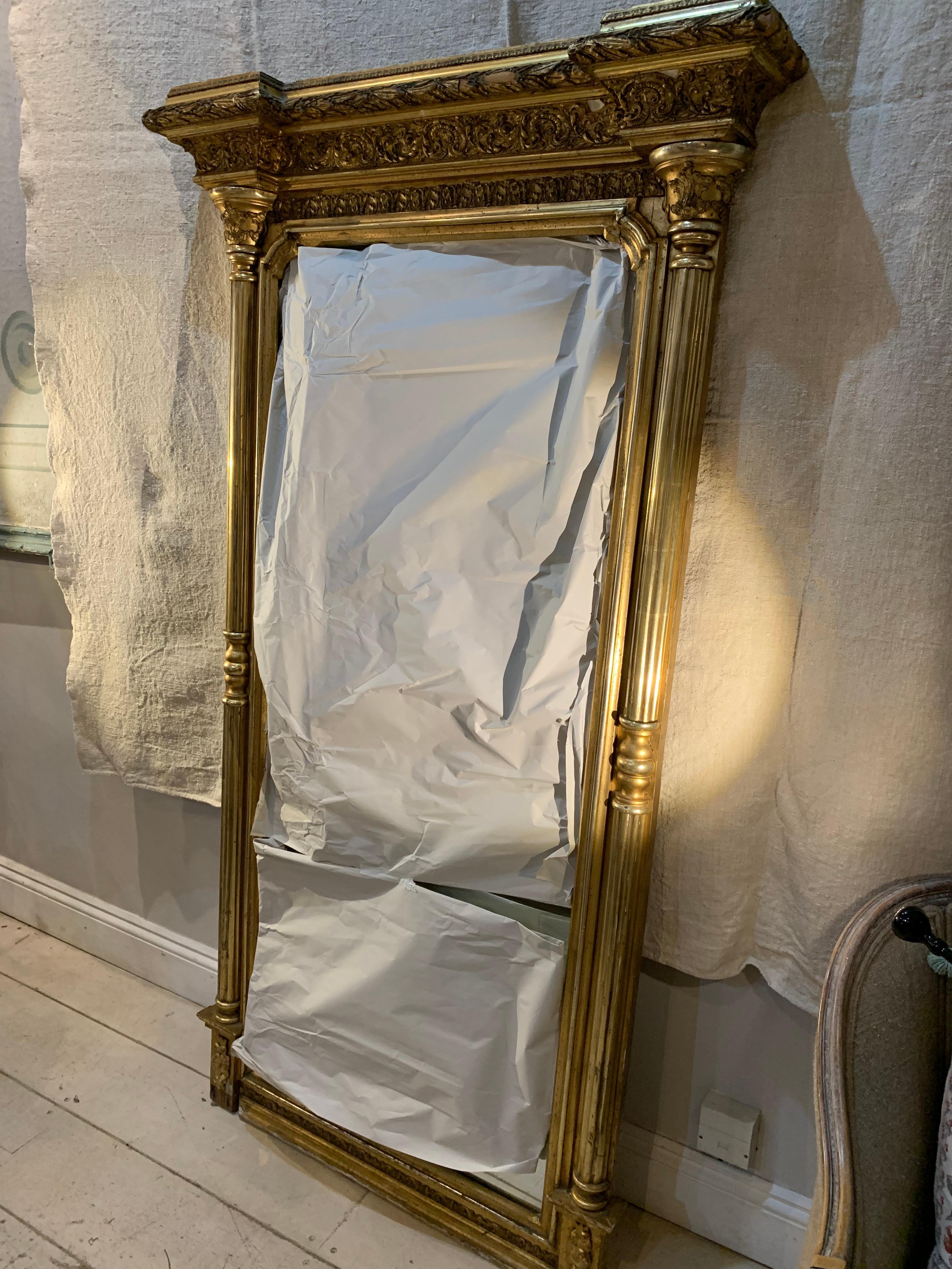 Frühes 19. Jahrhundert Neoklassisch Classic Landhaus Vergoldeter Glasspiegel  (Gips) im Angebot