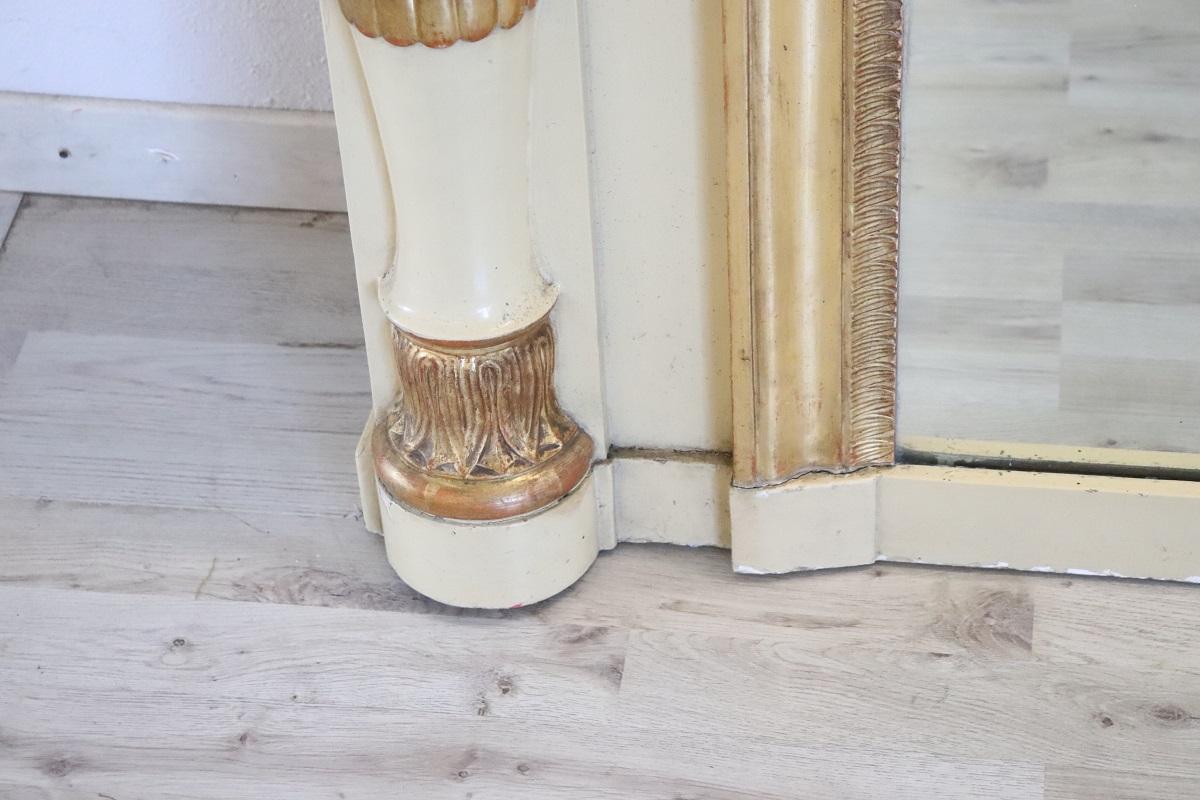Gran espejo de pared neoclásico de madera dorada y lacada de principios del siglo XIX en venta 3