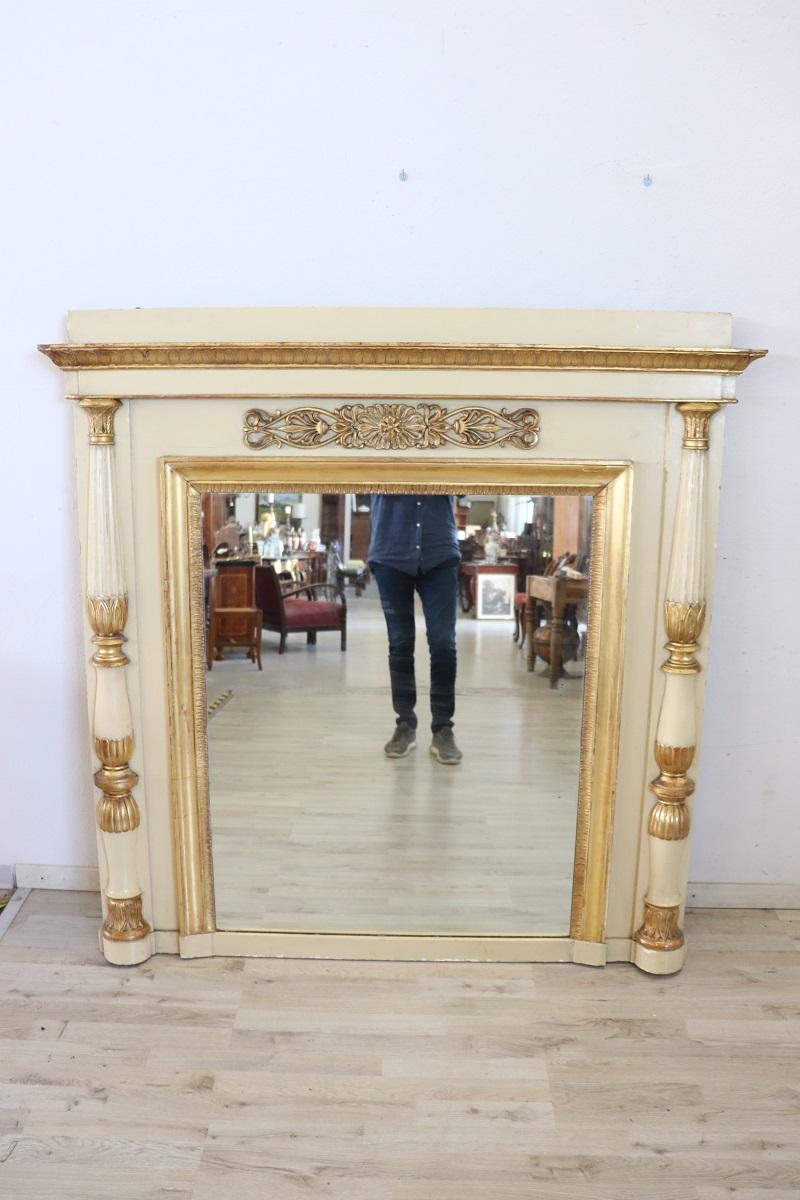 Gran espejo de pared neoclásico de madera dorada y lacada de principios del siglo XIX en venta 4
