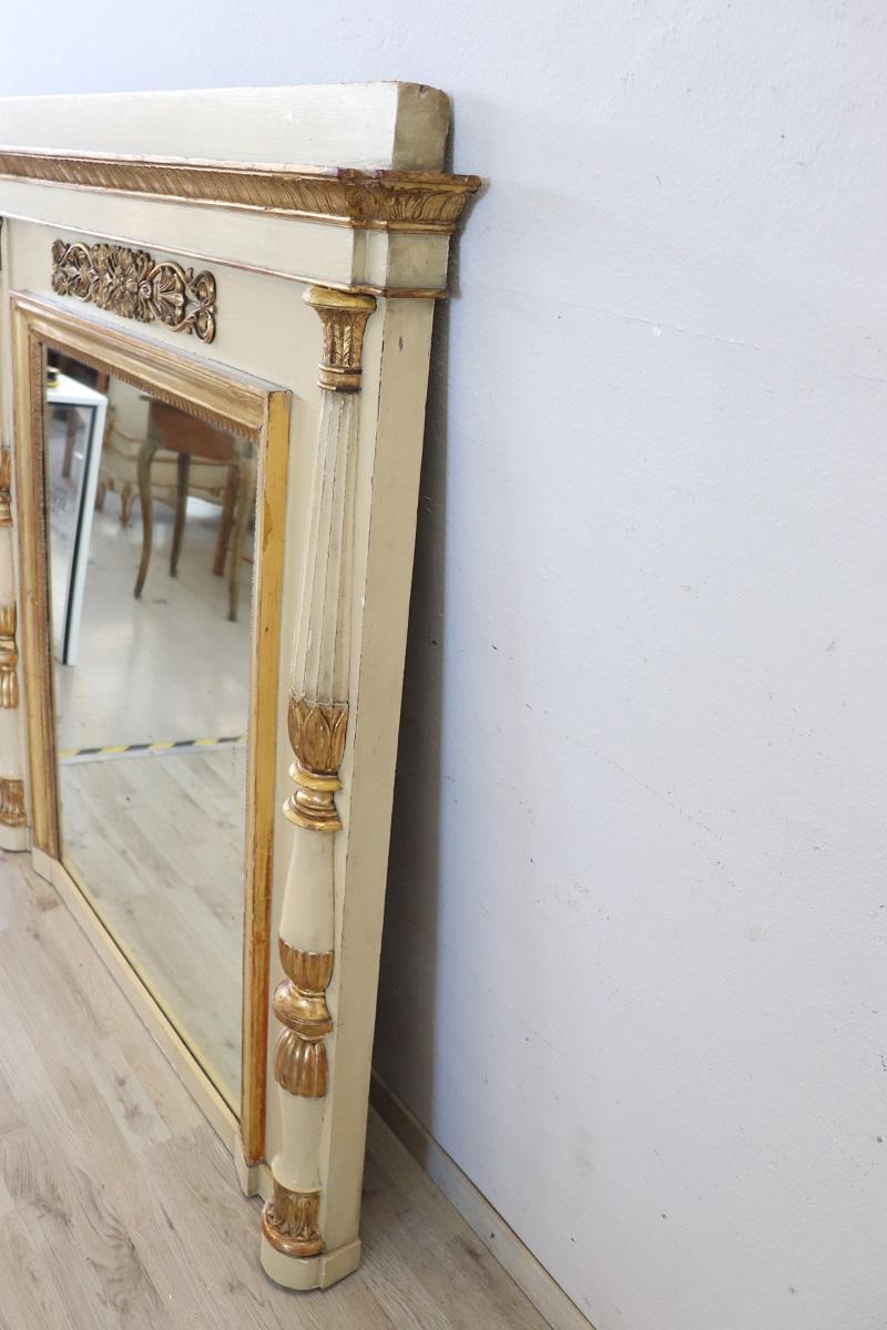 Gran espejo de pared neoclásico de madera dorada y lacada de principios del siglo XIX en venta 5