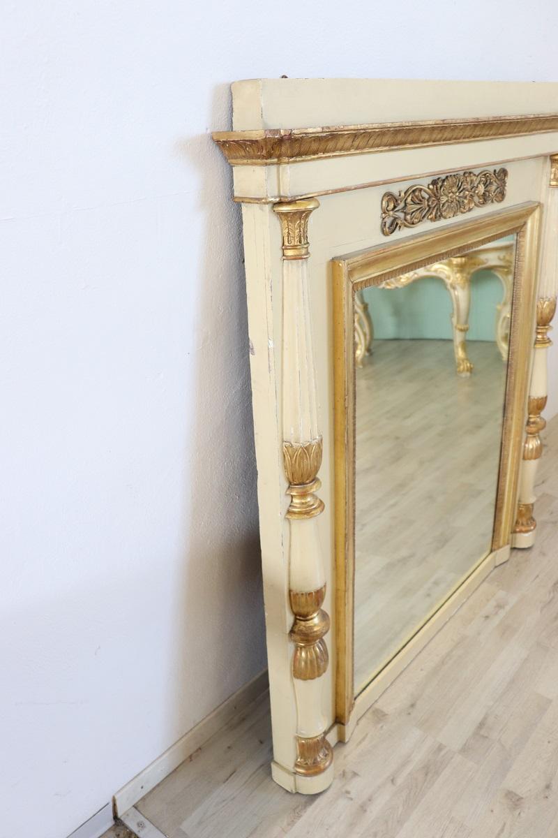 Gran espejo de pared neoclásico de madera dorada y lacada de principios del siglo XIX en venta 6