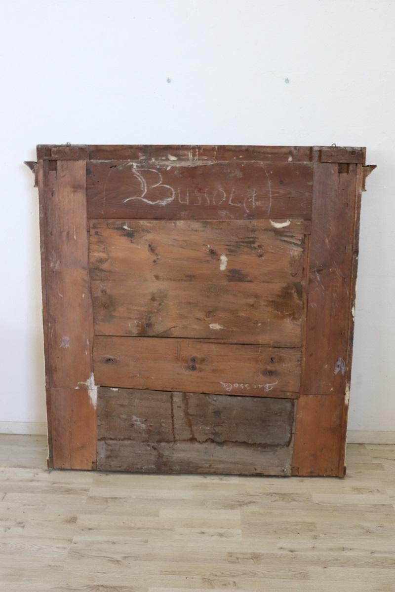 Gran espejo de pared neoclásico de madera dorada y lacada de principios del siglo XIX en venta 7