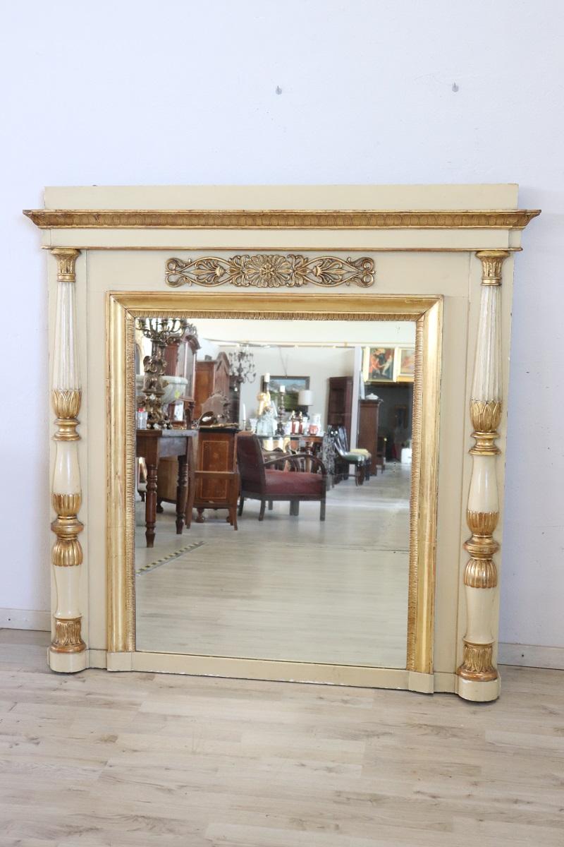 Gran espejo de pared neoclásico de madera dorada y lacada de principios del siglo XIX en venta 8