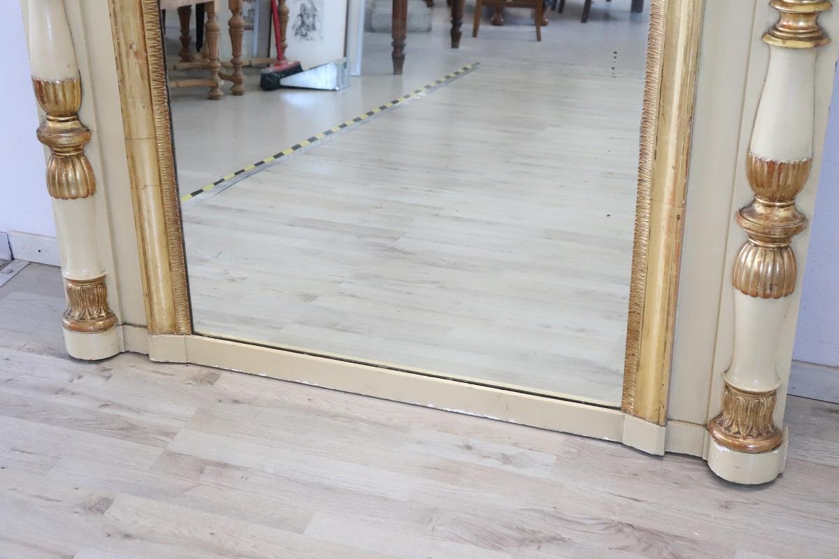Gran espejo de pared neoclásico de madera dorada y lacada de principios del siglo XIX Neoclásico en venta