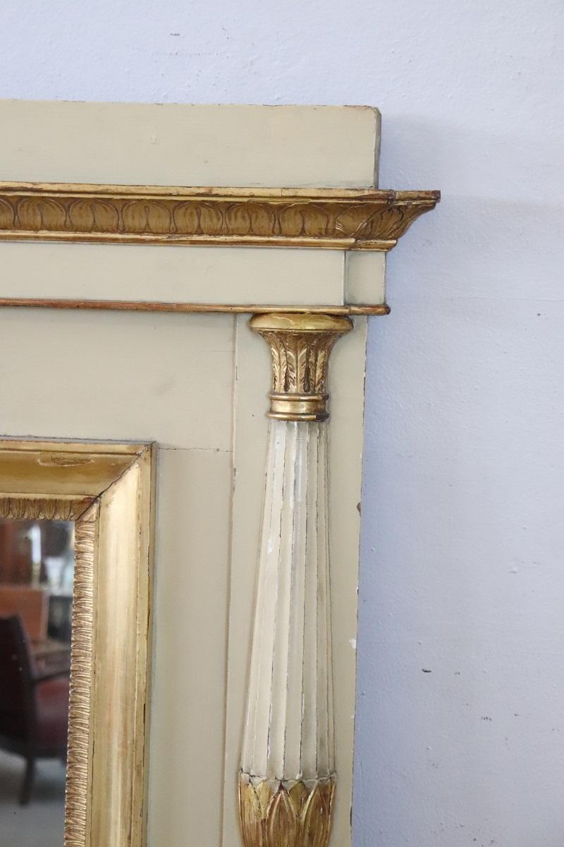 Gran espejo de pared neoclásico de madera dorada y lacada de principios del siglo XIX Italiano en venta