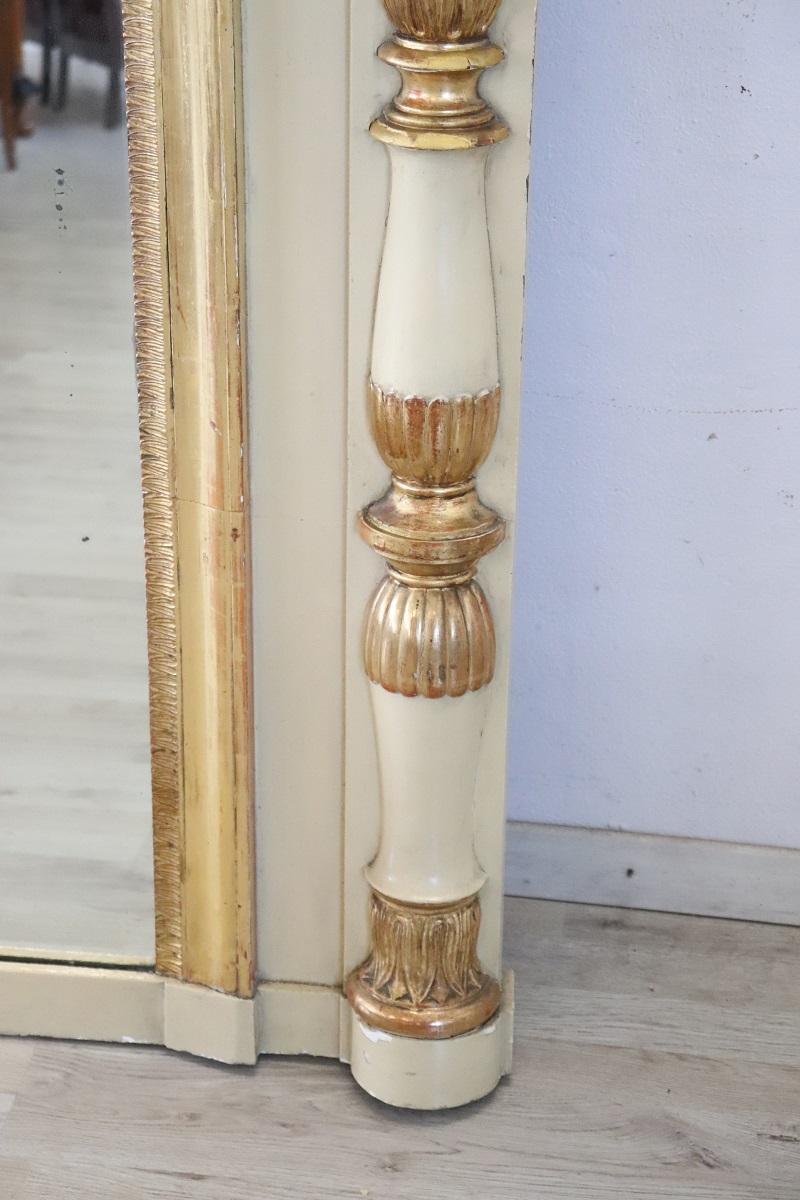 Gran espejo de pared neoclásico de madera dorada y lacada de principios del siglo XIX Tallado a mano en venta