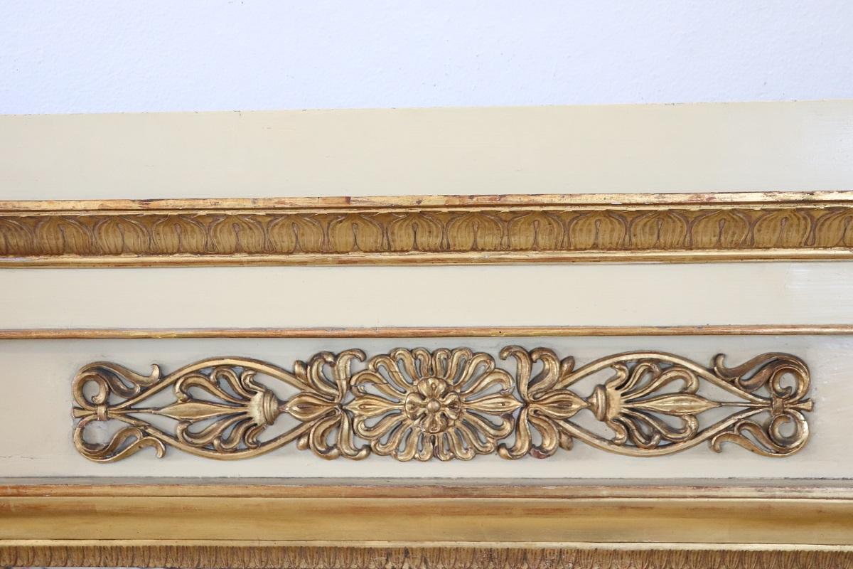 Gran espejo de pared neoclásico de madera dorada y lacada de principios del siglo XIX en Bueno estado para la venta en Casale Monferrato, IT
