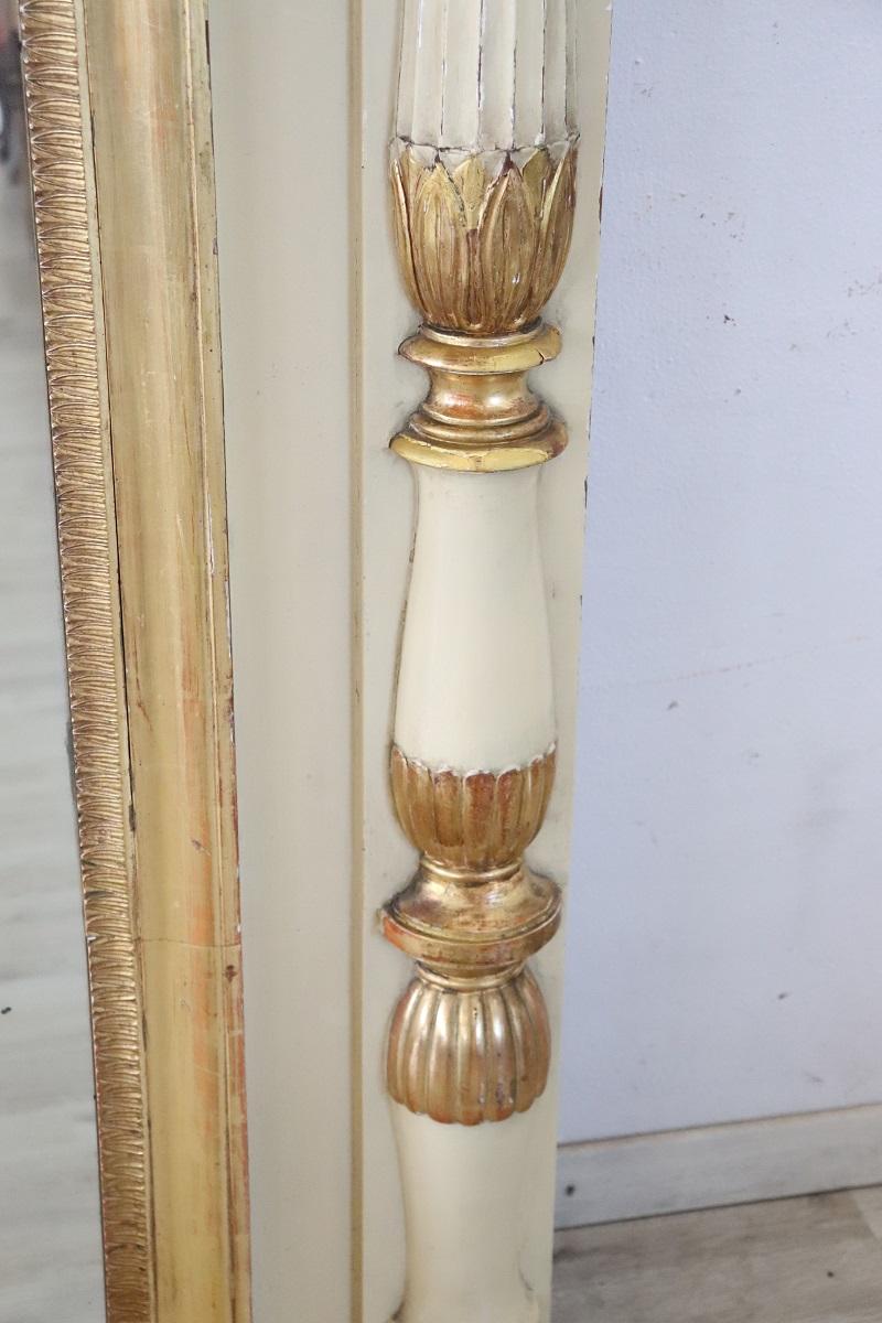 Gran espejo de pared neoclásico de madera dorada y lacada de principios del siglo XIX Álamo en venta