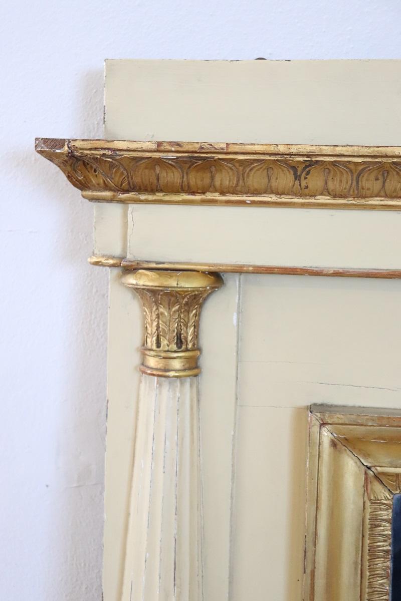 Gran espejo de pared neoclásico de madera dorada y lacada de principios del siglo XIX en venta 1