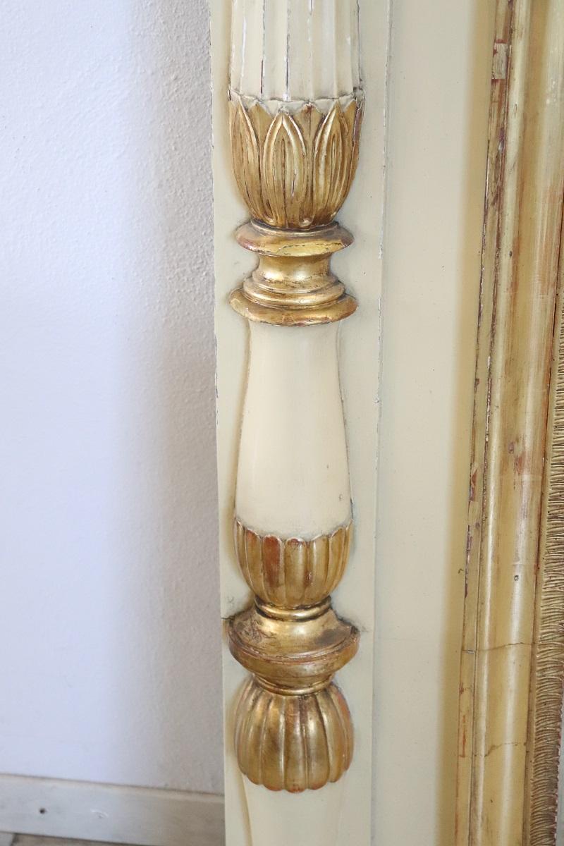 Gran espejo de pared neoclásico de madera dorada y lacada de principios del siglo XIX en venta 2