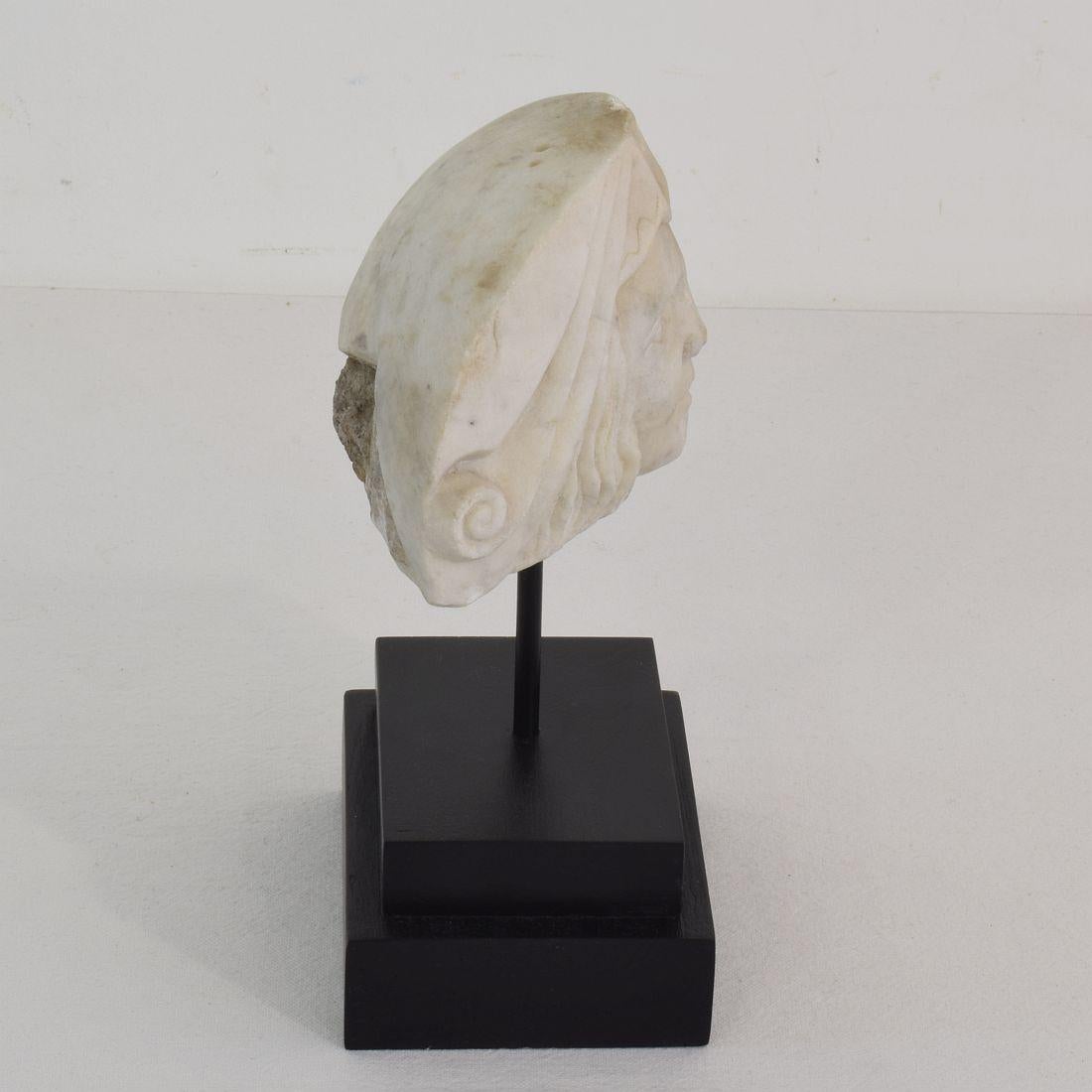 Early 19th Century Neoclassical Italian Marble Architectural Head Fragment In Good Condition In Buisson, FR