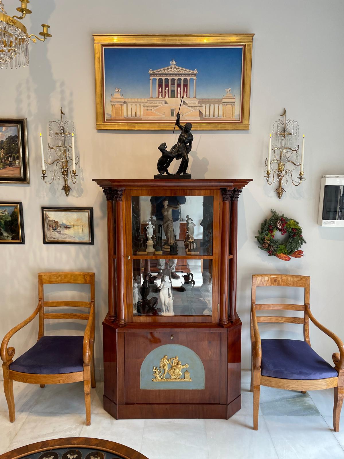 Early 19th Century Neoclassical Mahogany Vitrine with Mythological scene, Berlin en venta 4
