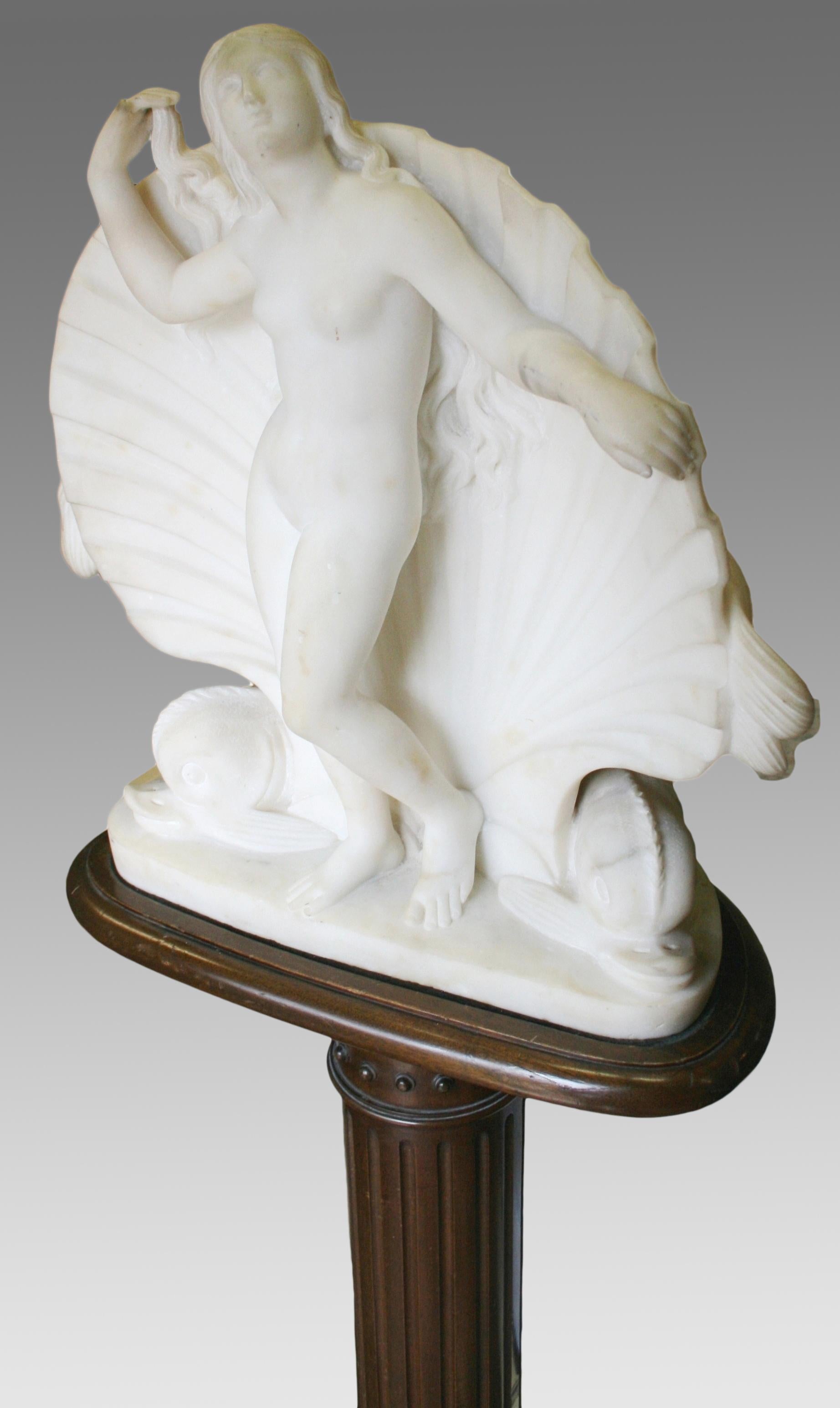 Scultura neoclassica in marmo di Venere su piedistallo dell'inizio del XIX secolo in vendita 5