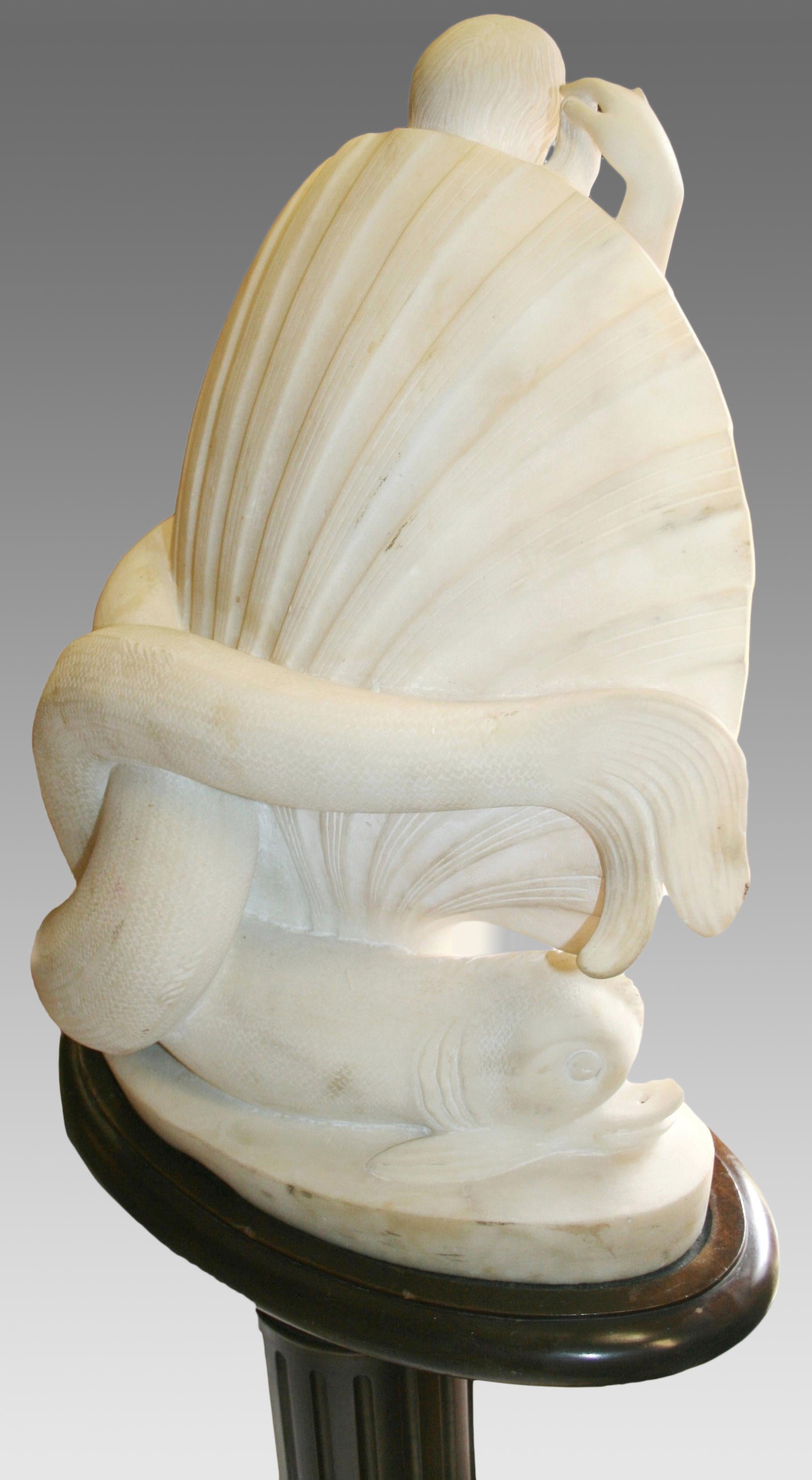 Scultura neoclassica in marmo di Venere su piedistallo dell'inizio del XIX secolo in vendita 6