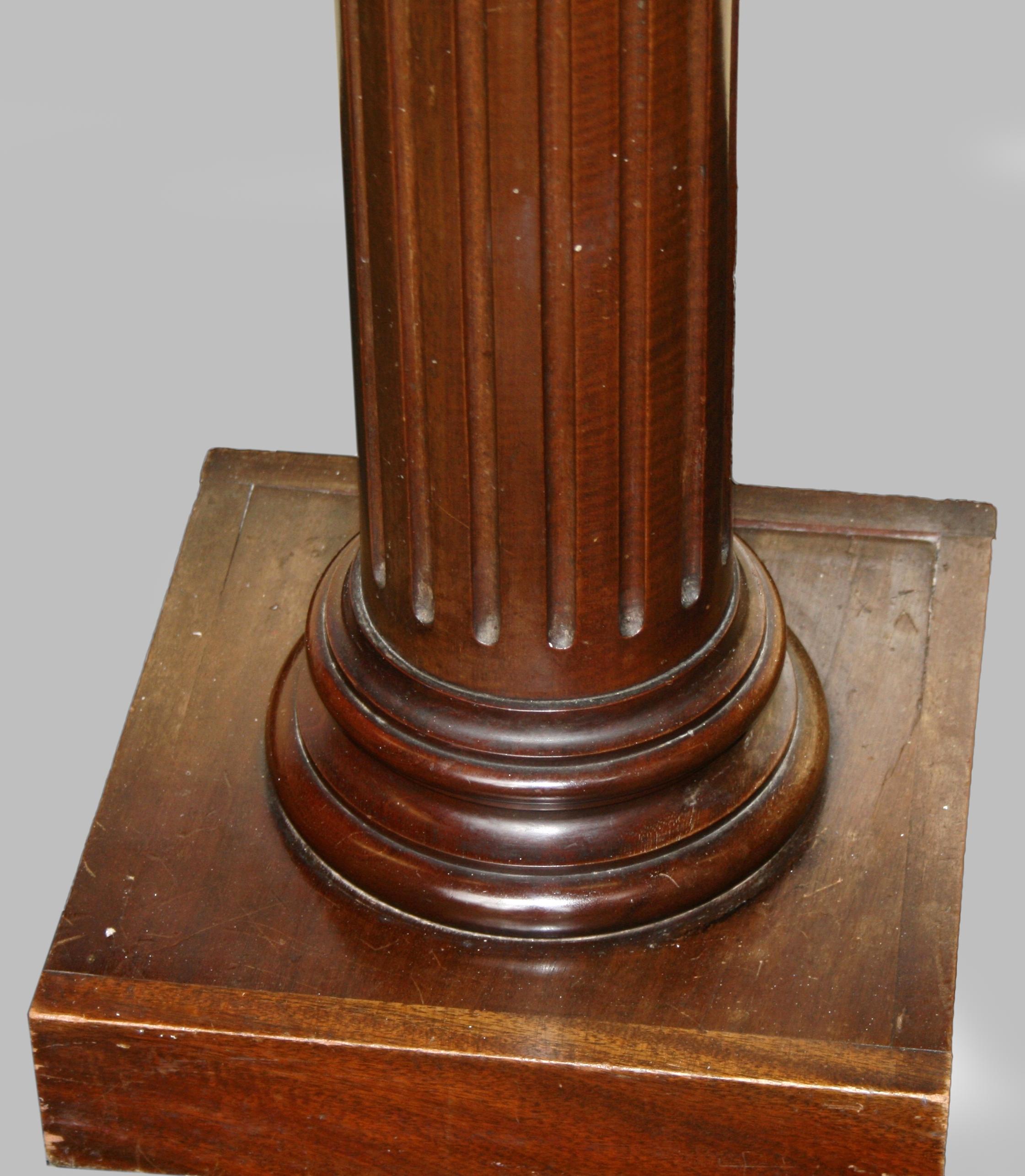 Scultura neoclassica in marmo di Venere su piedistallo dell'inizio del XIX secolo in vendita 10