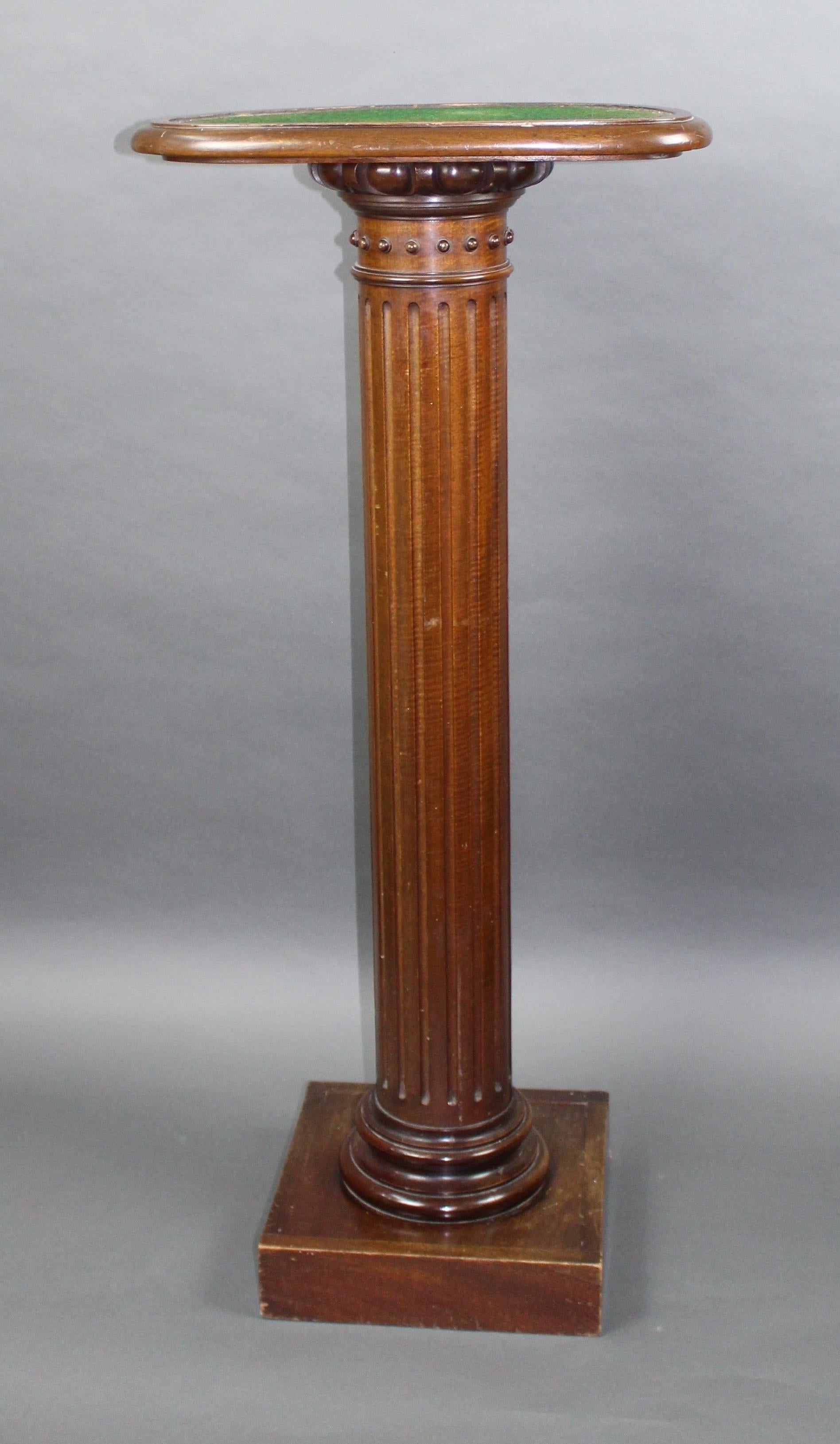 Scultura neoclassica in marmo di Venere su piedistallo dell'inizio del XIX secolo in vendita 11