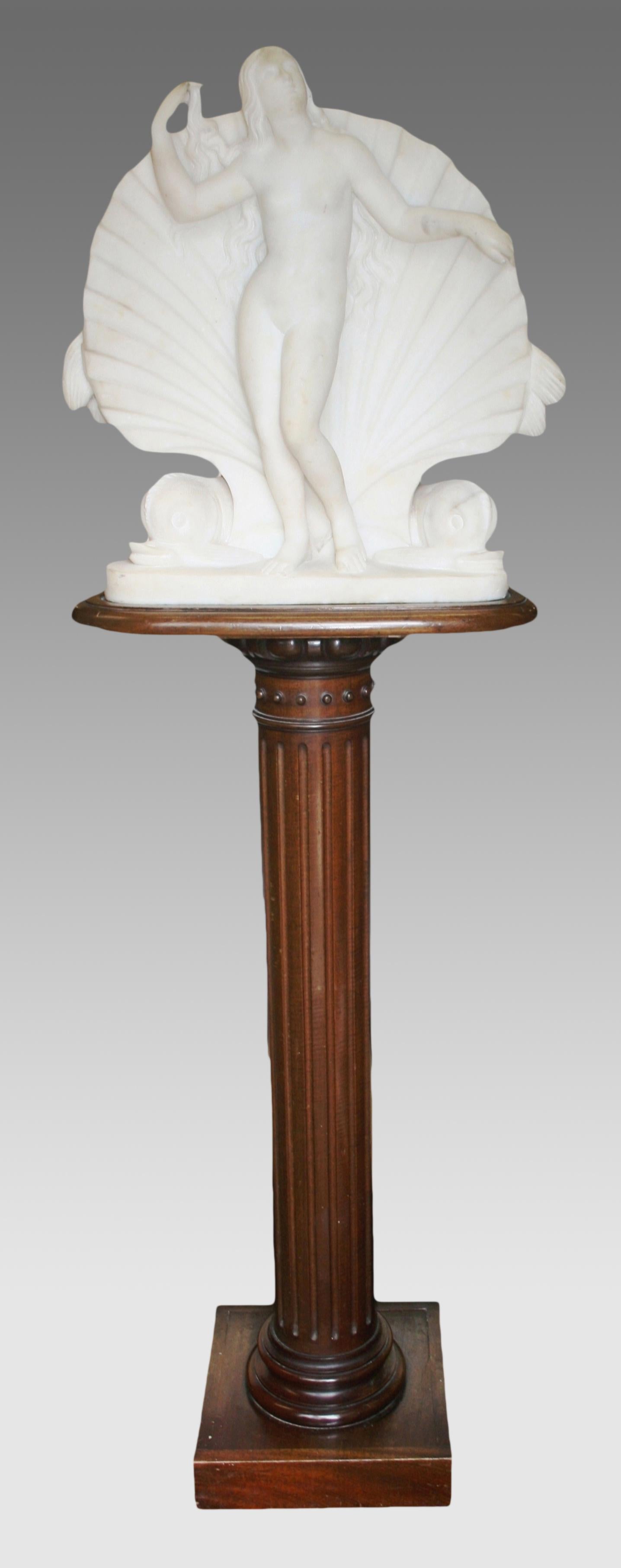 Scultura neoclassica in marmo di Venere su piedistallo scanalato in mogano dell'inizio del XIX secolo

Un'impressionante scultura in marmo di Venere degli inizi del XIX secolo, splendidamente scolpita in marmo bianco, che si erge con grazia su un