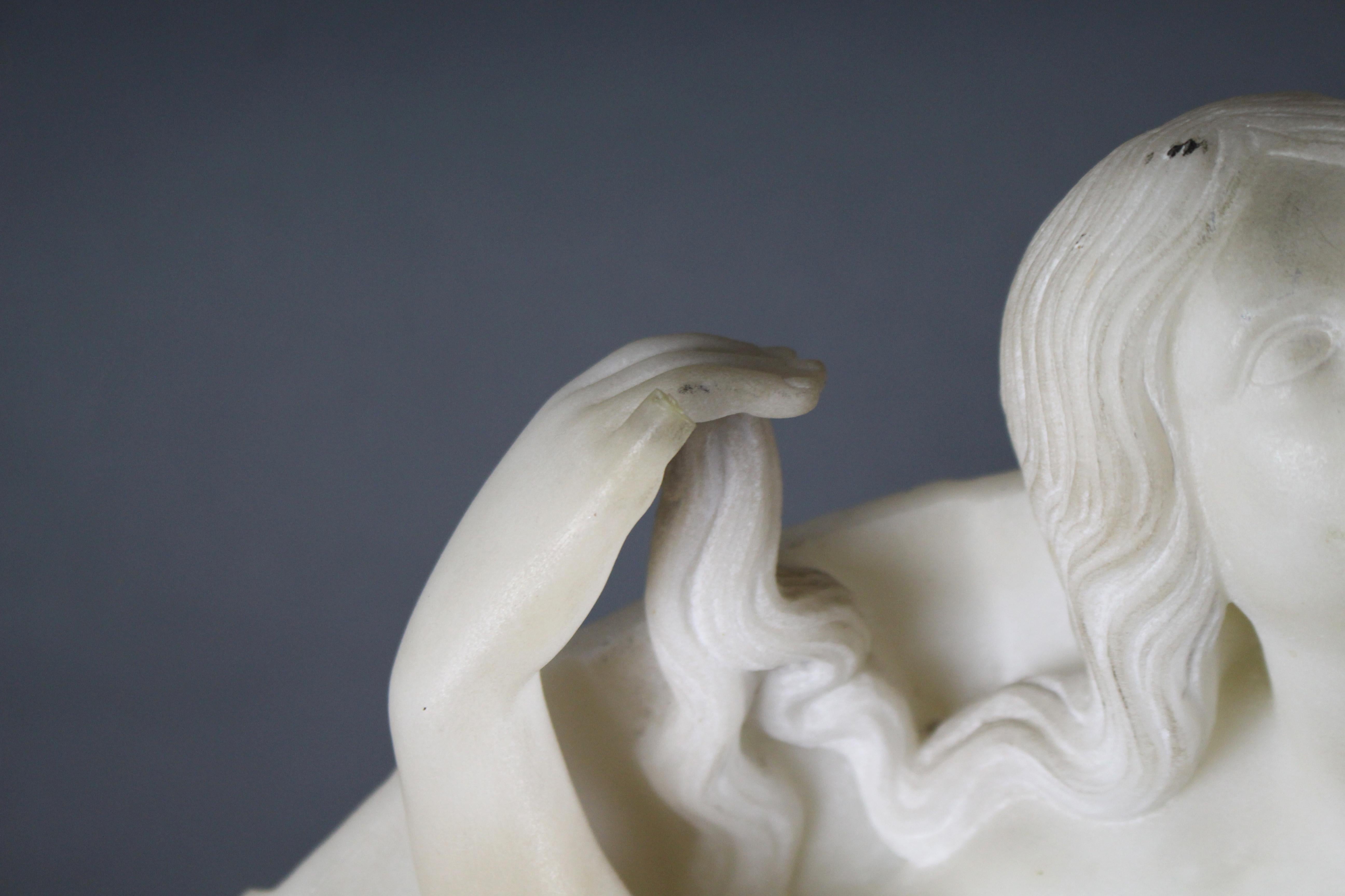 Scultura neoclassica in marmo di Venere su piedistallo dell'inizio del XIX secolo in vendita 1