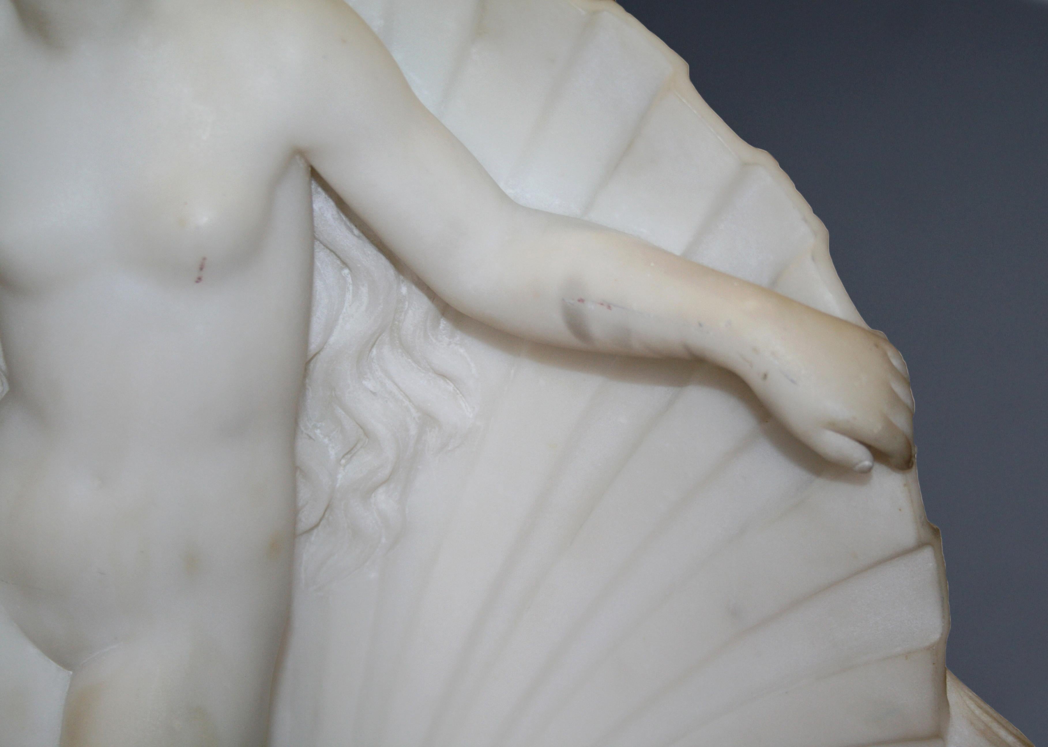 Scultura neoclassica in marmo di Venere su piedistallo dell'inizio del XIX secolo in vendita 2
