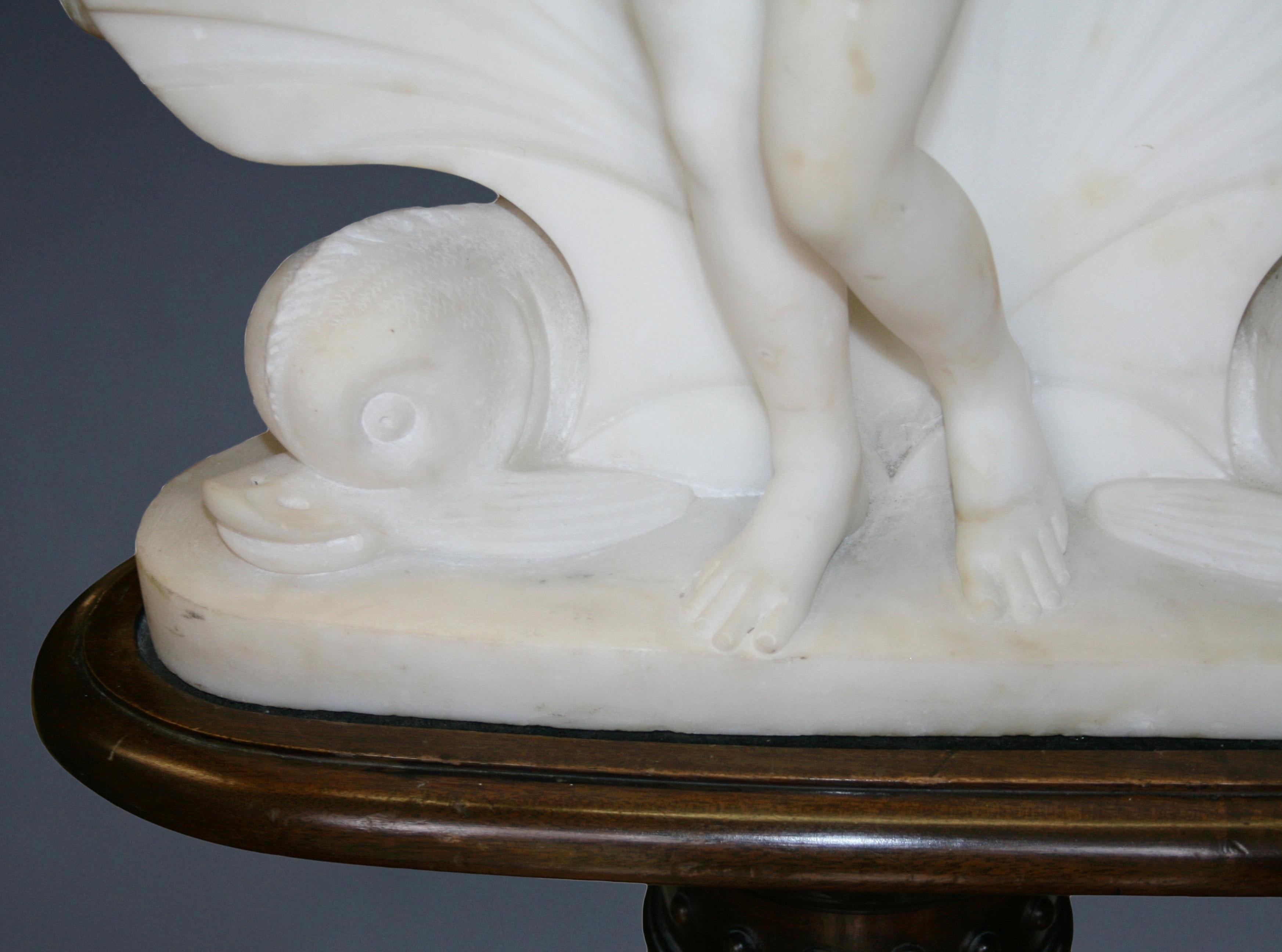 Scultura neoclassica in marmo di Venere su piedistallo dell'inizio del XIX secolo in vendita 3