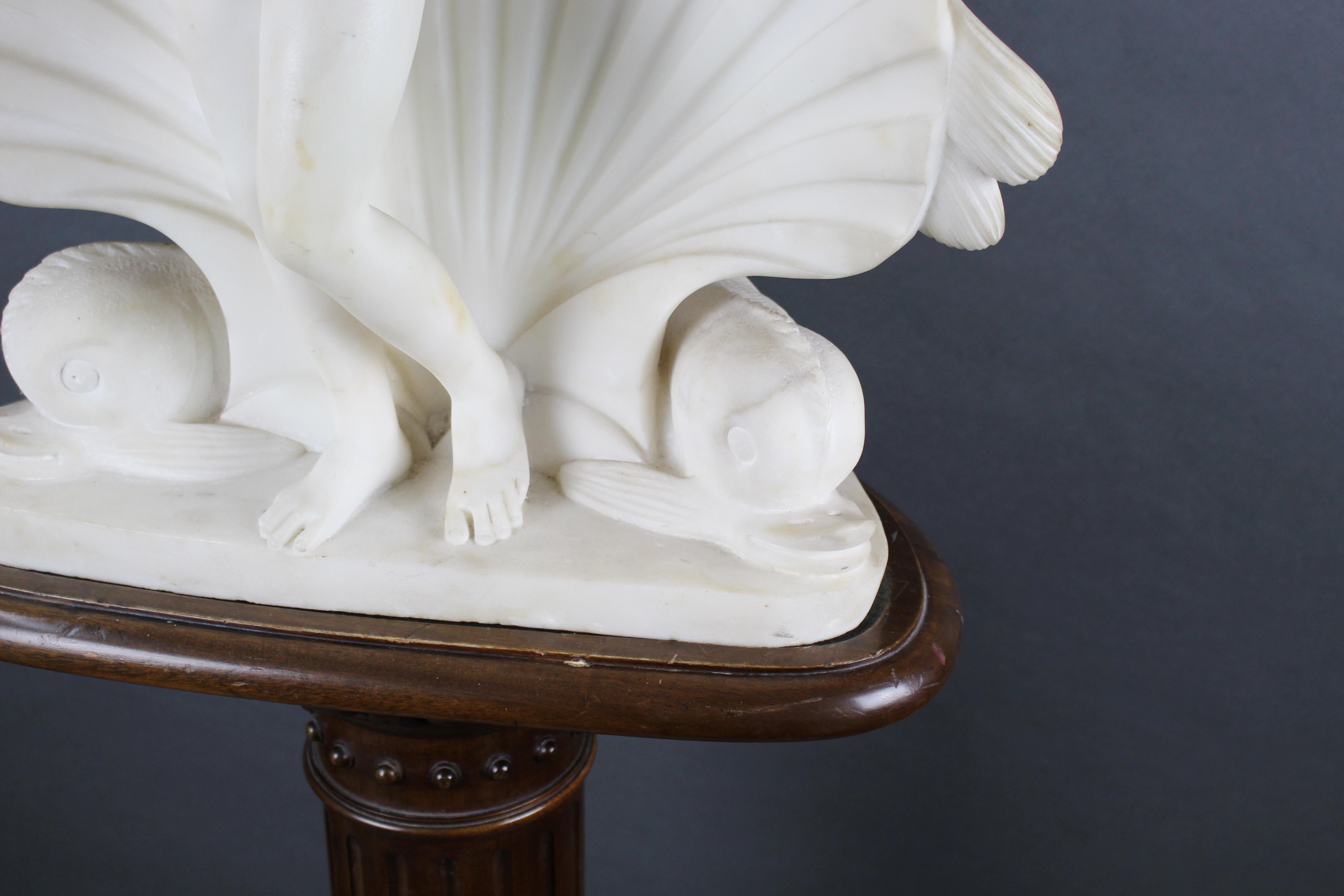 Scultura neoclassica in marmo di Venere su piedistallo dell'inizio del XIX secolo in vendita 4