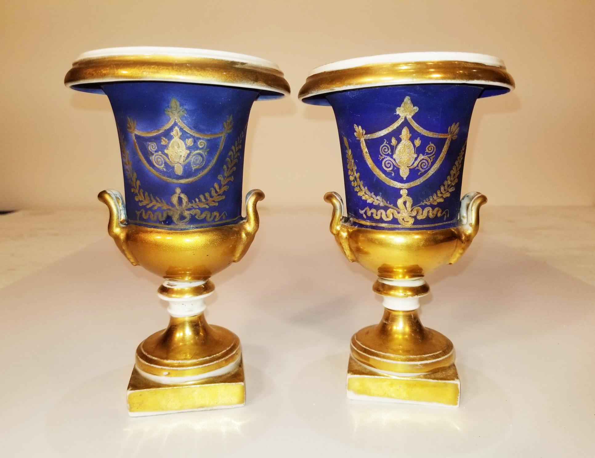 Pair of neoclassical old Paris urns, circa 1820-1840.
Minor chip at bottom of one.