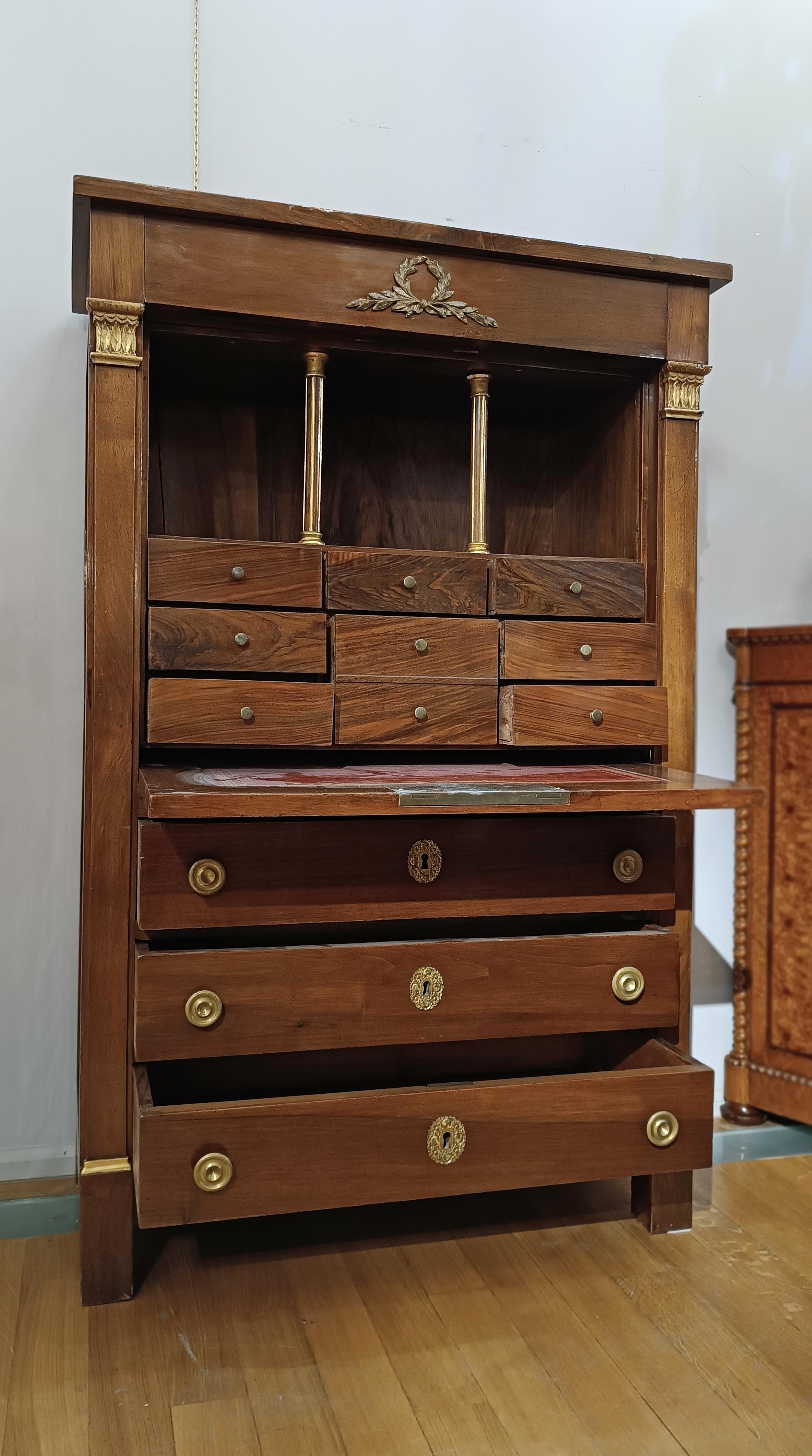 EARLY 19th CENTURY NEOCLASSICAL SECRÉTAIRE IN SOLID WALNUT  In Good Condition In Firenze, FI