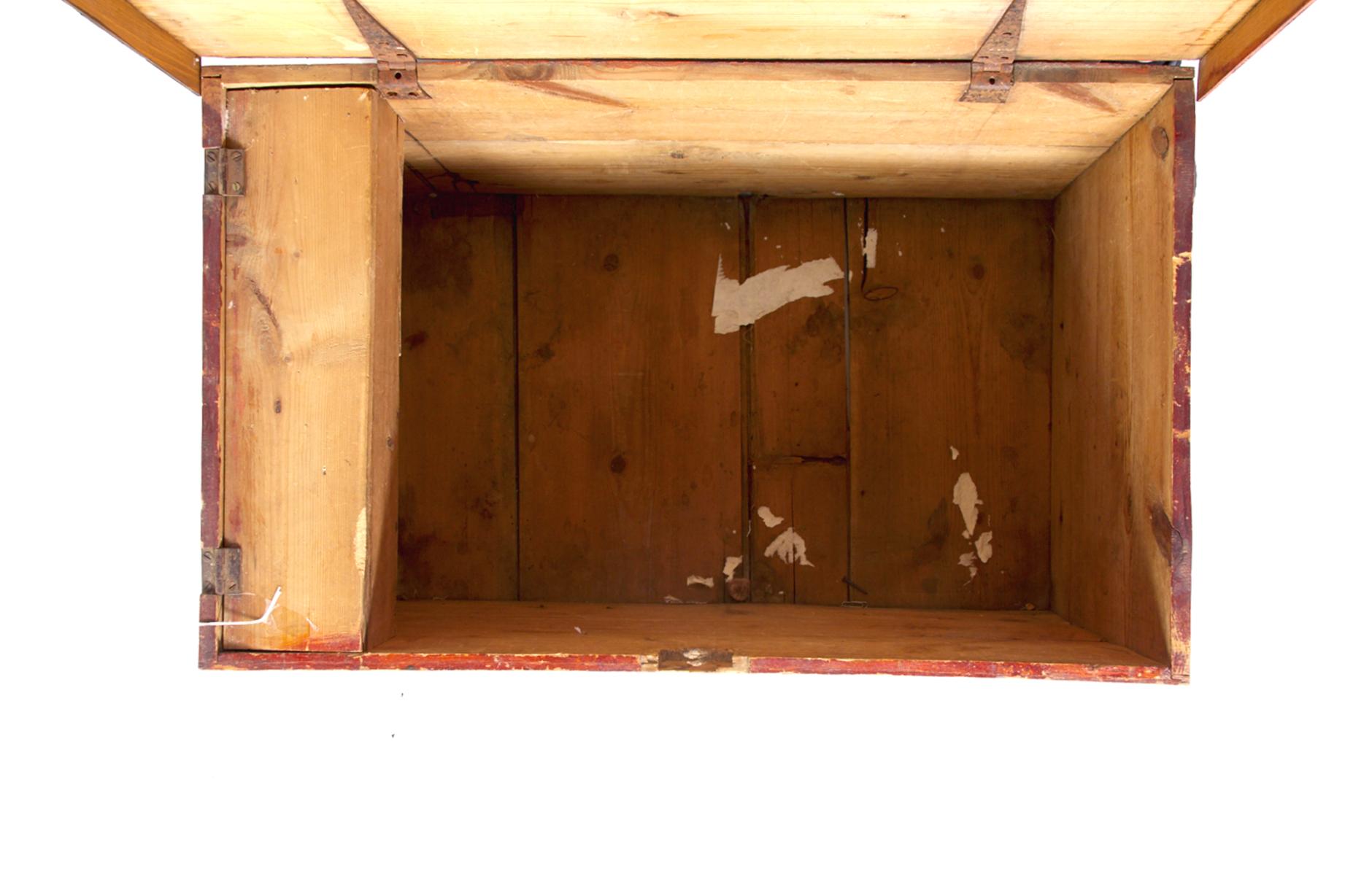 Mid-19th Century Early 19th Century New England Blanket Chest with Original Faux Grain Paint