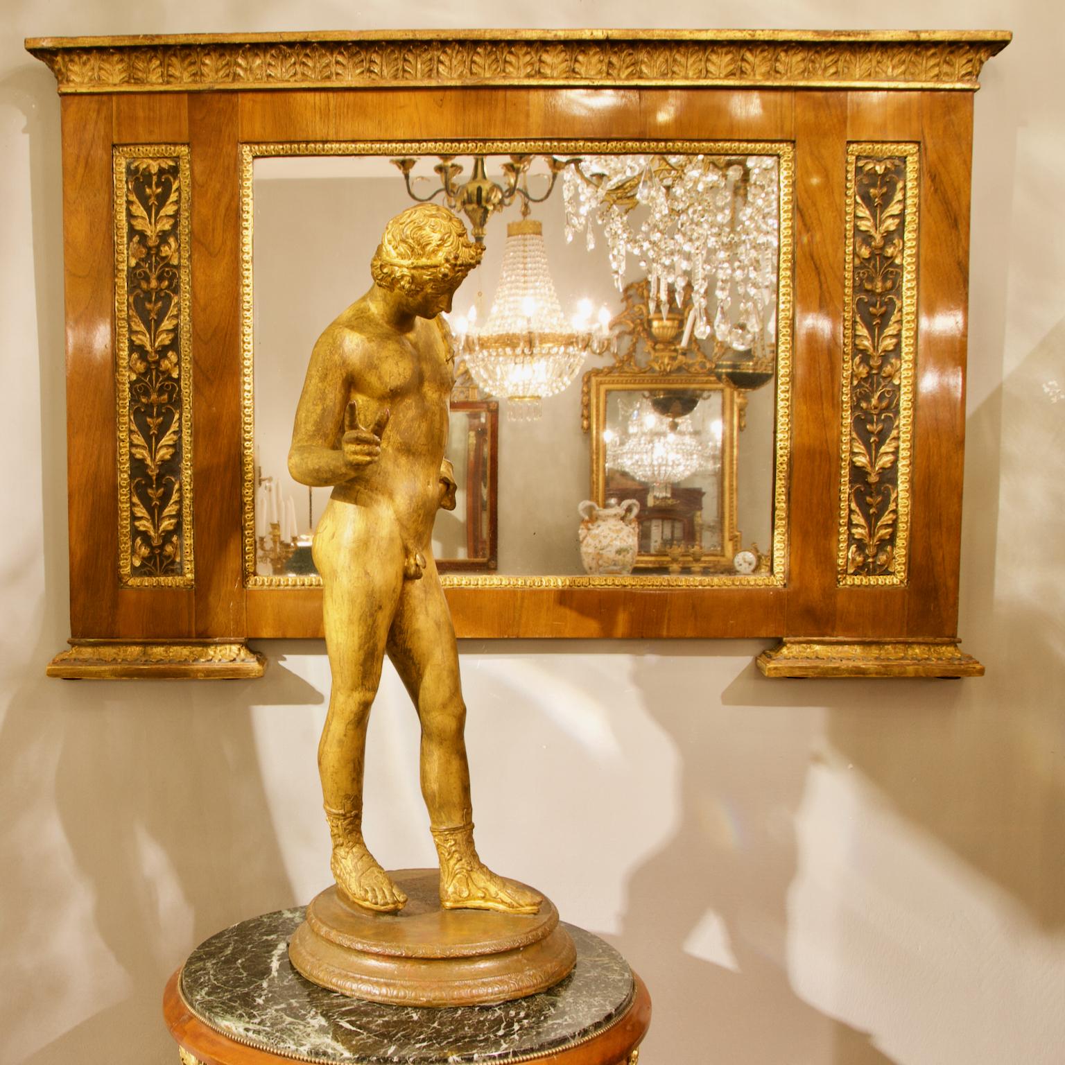 Début du XIXe siècle Italie du Nord Miroir à trumeau en noyer et bois doré d'époque Empire néoclassique 

Très rare et élégant miroir à trumeau en placage de noyer et bois doré d'Italie du Nord, de format paysage, datant d'environ 1820. Avec une