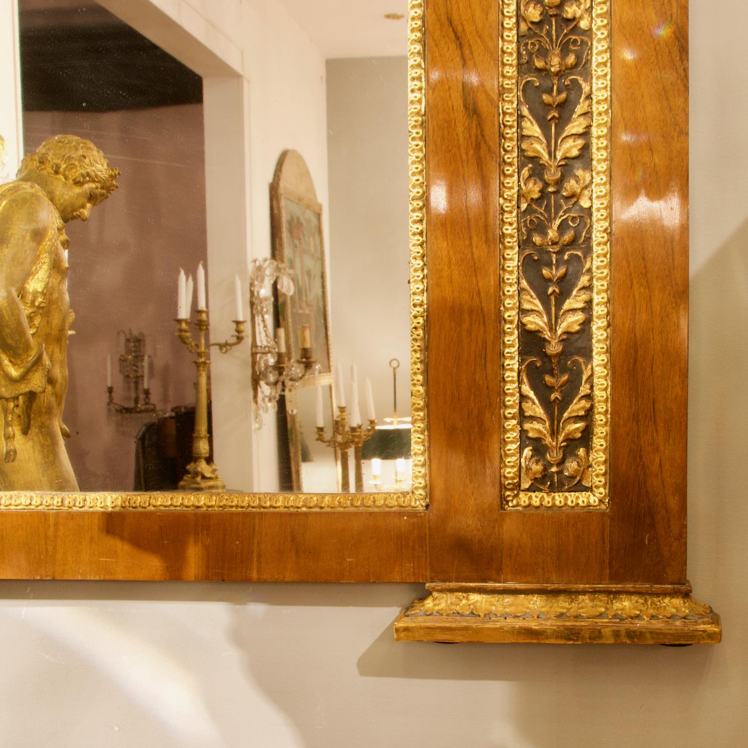 italien Début du XIXe siècle Italie du Nord Miroir à trumeau néoclassique en noyer et bois doré en vente