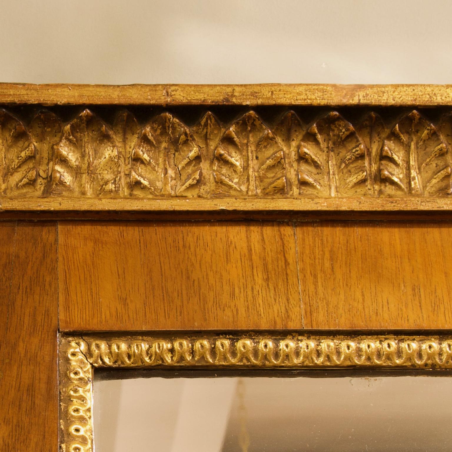 Placage Début du XIXe siècle Italie du Nord Miroir à trumeau néoclassique en noyer et bois doré en vente