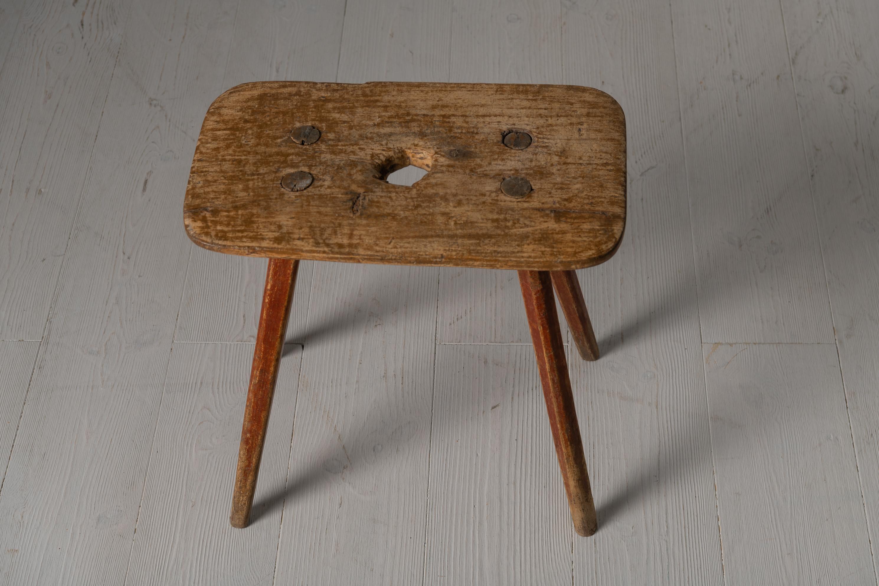 Pin Charmant tabouret d'art populaire suédois en pin du début du 19ème siècle en vente