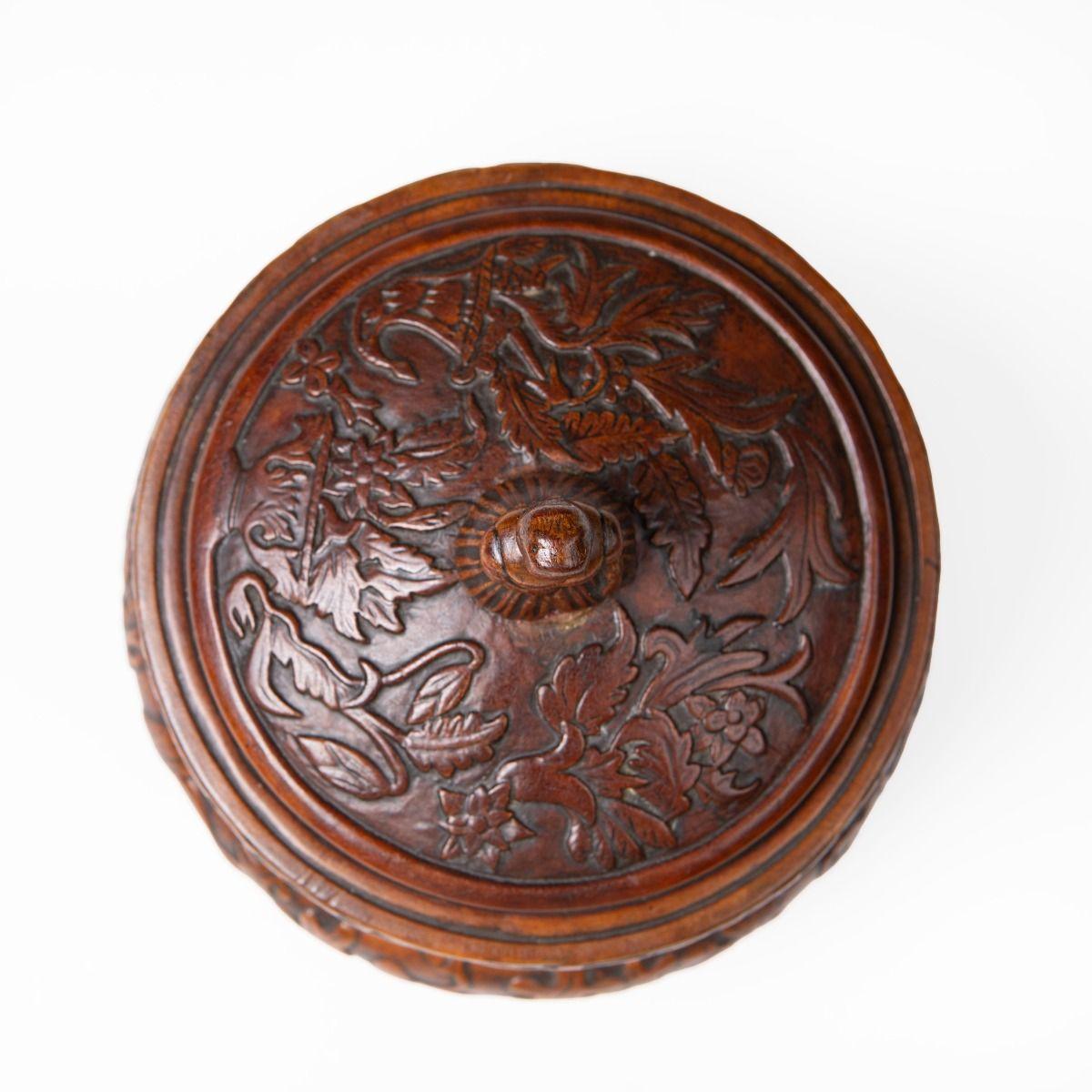 Early 19th Century Norwegian Folk Art Birch Butter Box with Carved Female Finial For Sale 6