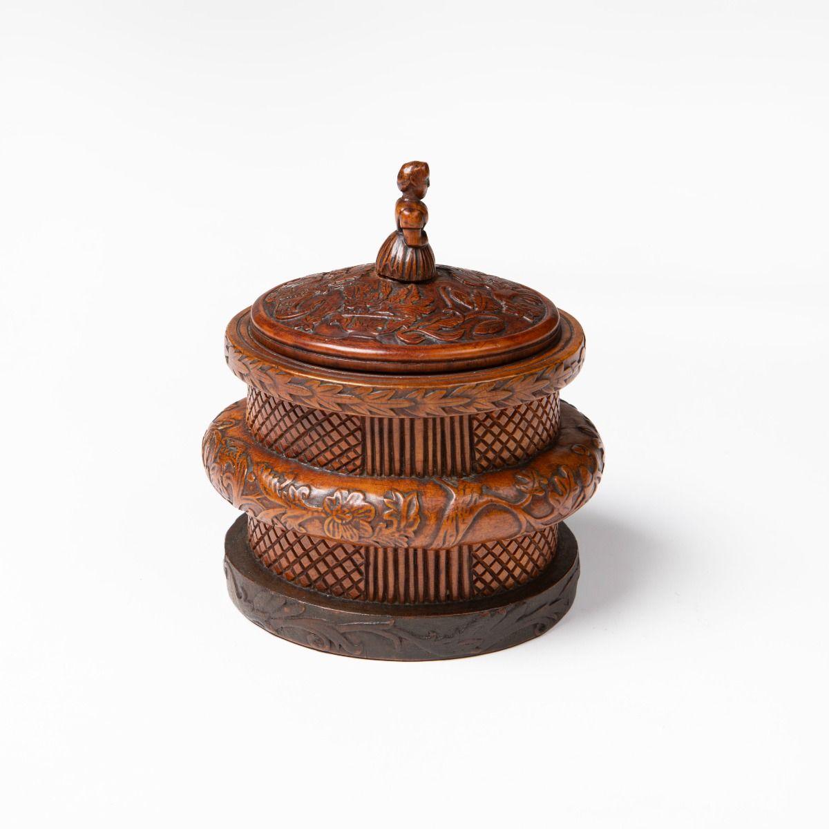 Early 19th Century Norwegian Folk Art Birch Butter Box with Carved Female Finial In Good Condition For Sale In Kastrup, DK