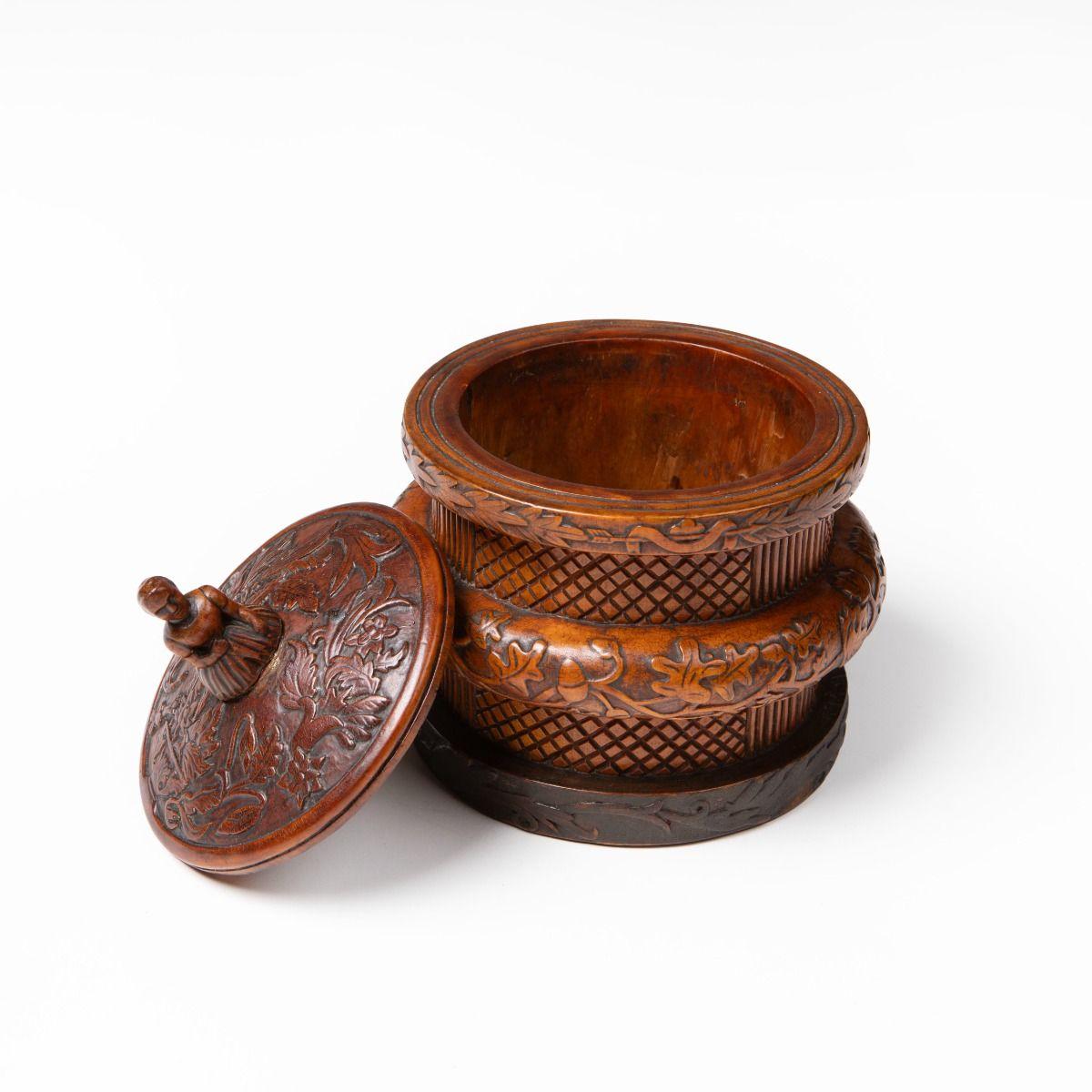 Early 19th Century Norwegian Folk Art Birch Butter Box with Carved Female Finial For Sale 1