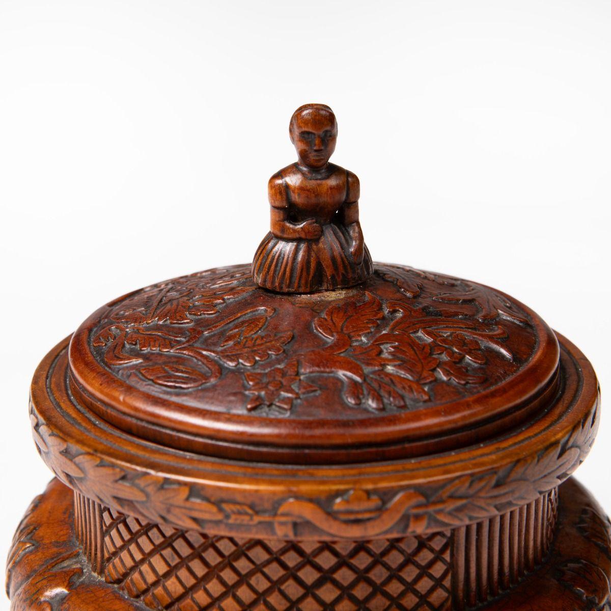 Early 19th Century Norwegian Folk Art Birch Butter Box with Carved Female Finial For Sale 3