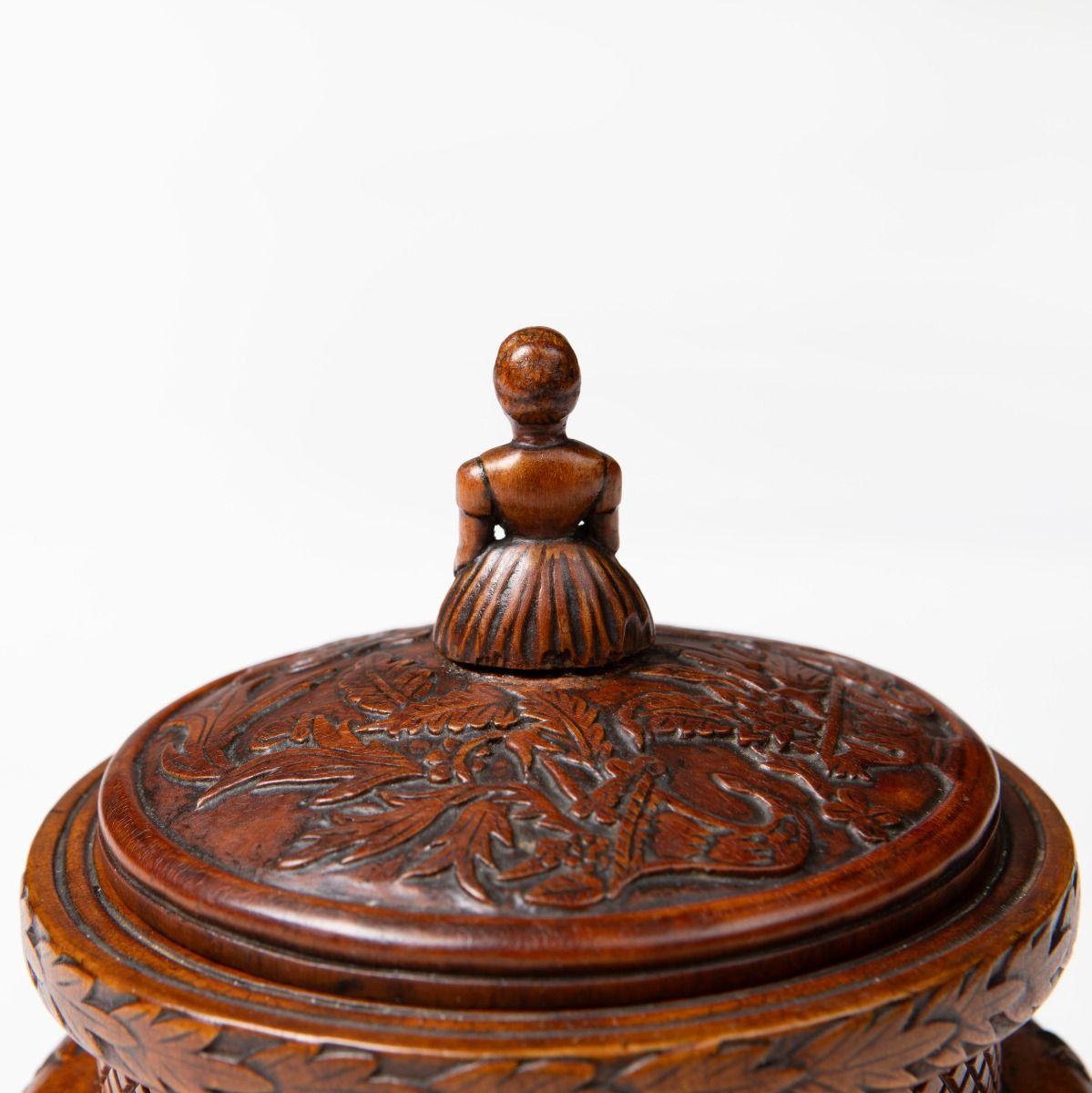 Early 19th Century Norwegian Folk Art Birch Butter Box with Carved Female Finial For Sale 4