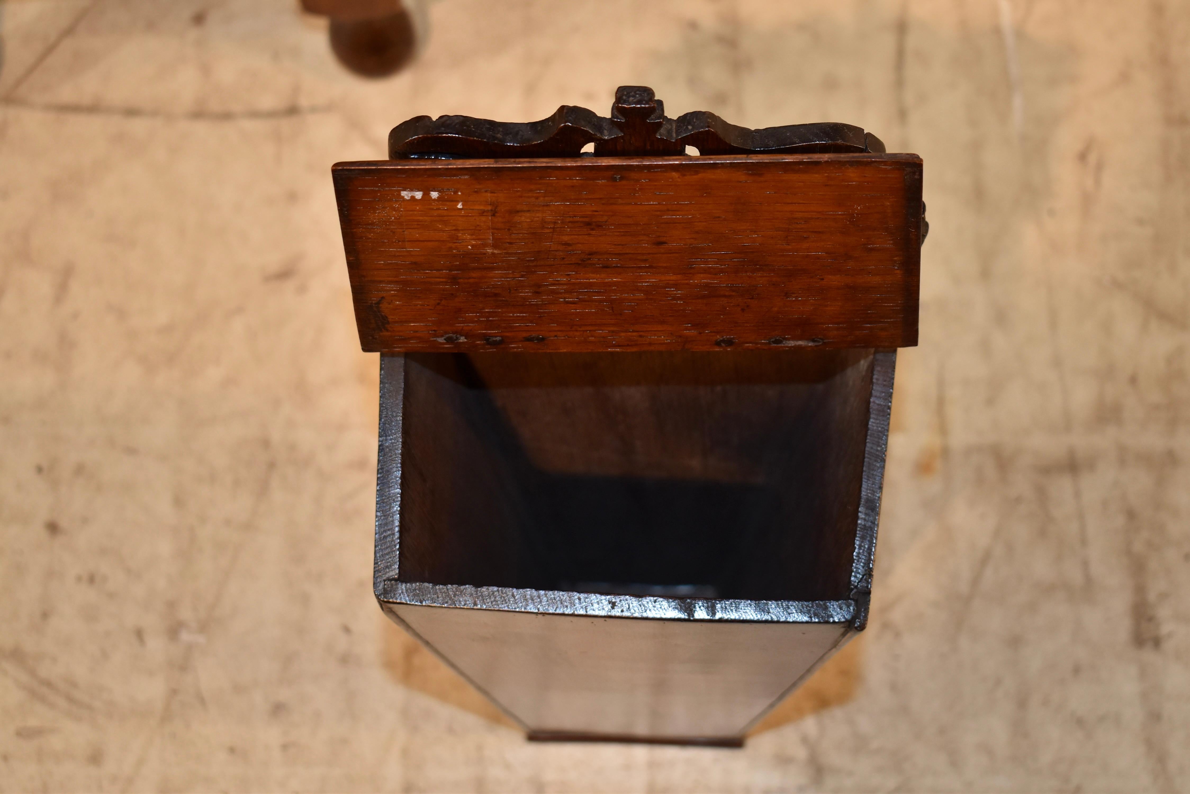 Early 19th Century Oak Candle box from England In Good Condition For Sale In High Point, NC
