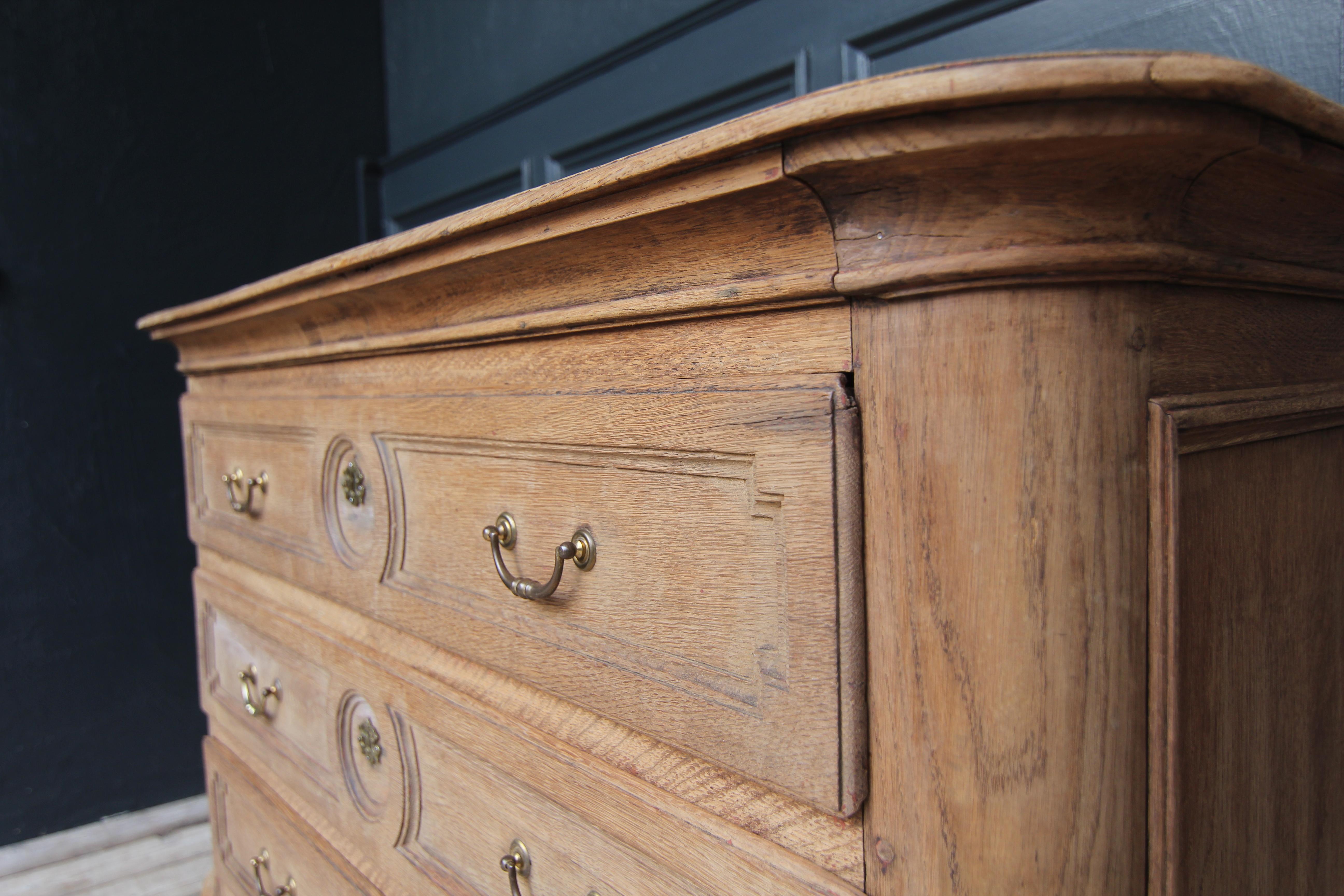 Early 19th Century Oak Chest of Drawers For Sale 6